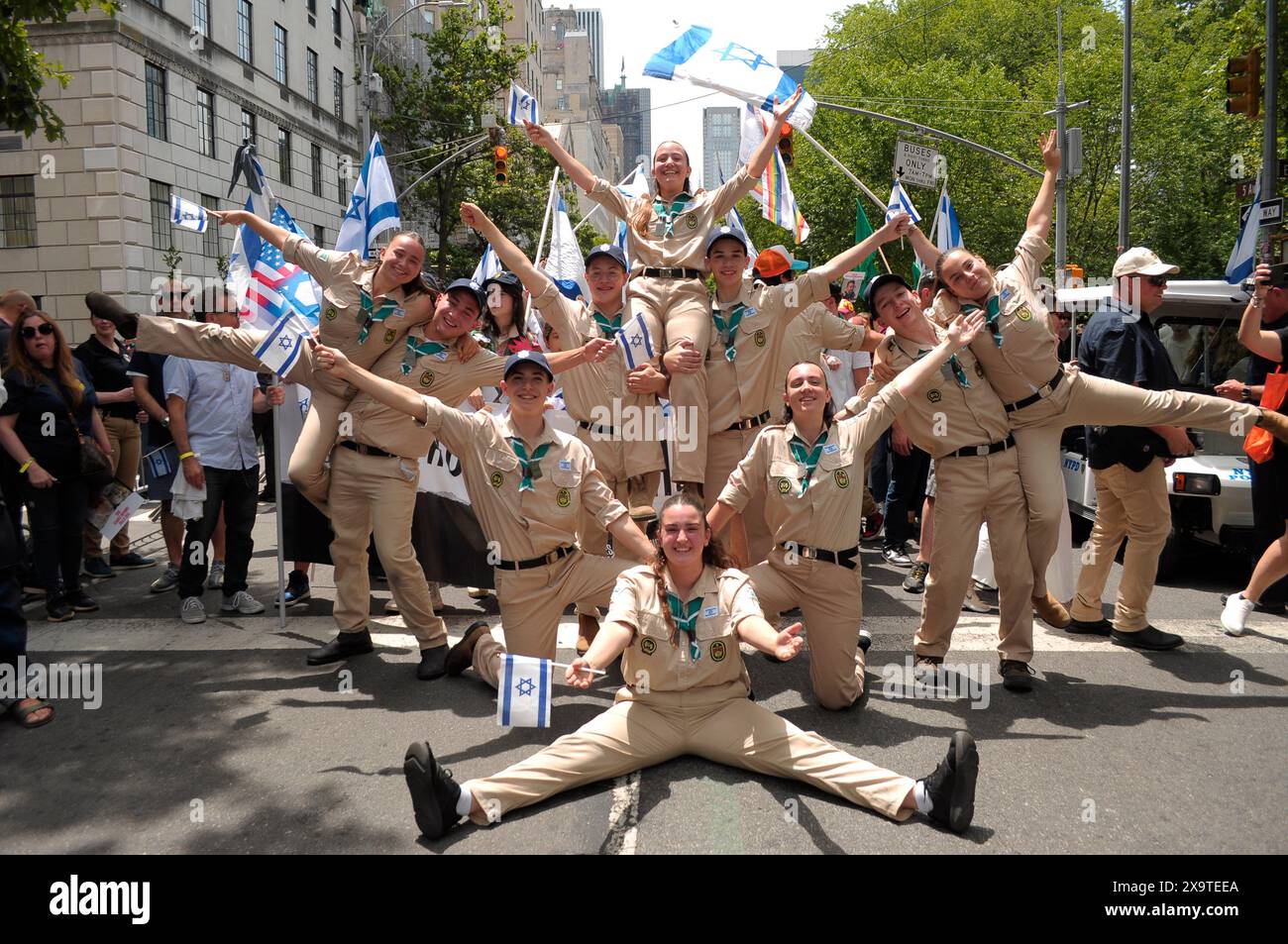 New York, Usa. Juni 2024. Die Teilnehmer der Parade tanzen auf der Fifth Avenue bei der 59. Jährlichen Israel Day Parade. Die Israel Day Parade zum Gedenken an die jüdische Kultur zieht Nachtschwärmer, Wagen und israelisch-amerikanische Organisationen nach Midtown Manhattan, New York City. Die Parade fand fast acht Monate nach Beginn des israelisch-Hamas-Krieges statt. Die diesjährige Parade konzentrierte sich auf die israelische Solidarität im andauernden Krieg. Das New York City Police Department erhöhte die Sicherheit für die Parade aufgrund von Befürchtungen der propalästinensischen Proteste. Quelle: SOPA Images Limited/Alamy Live News Stockfoto