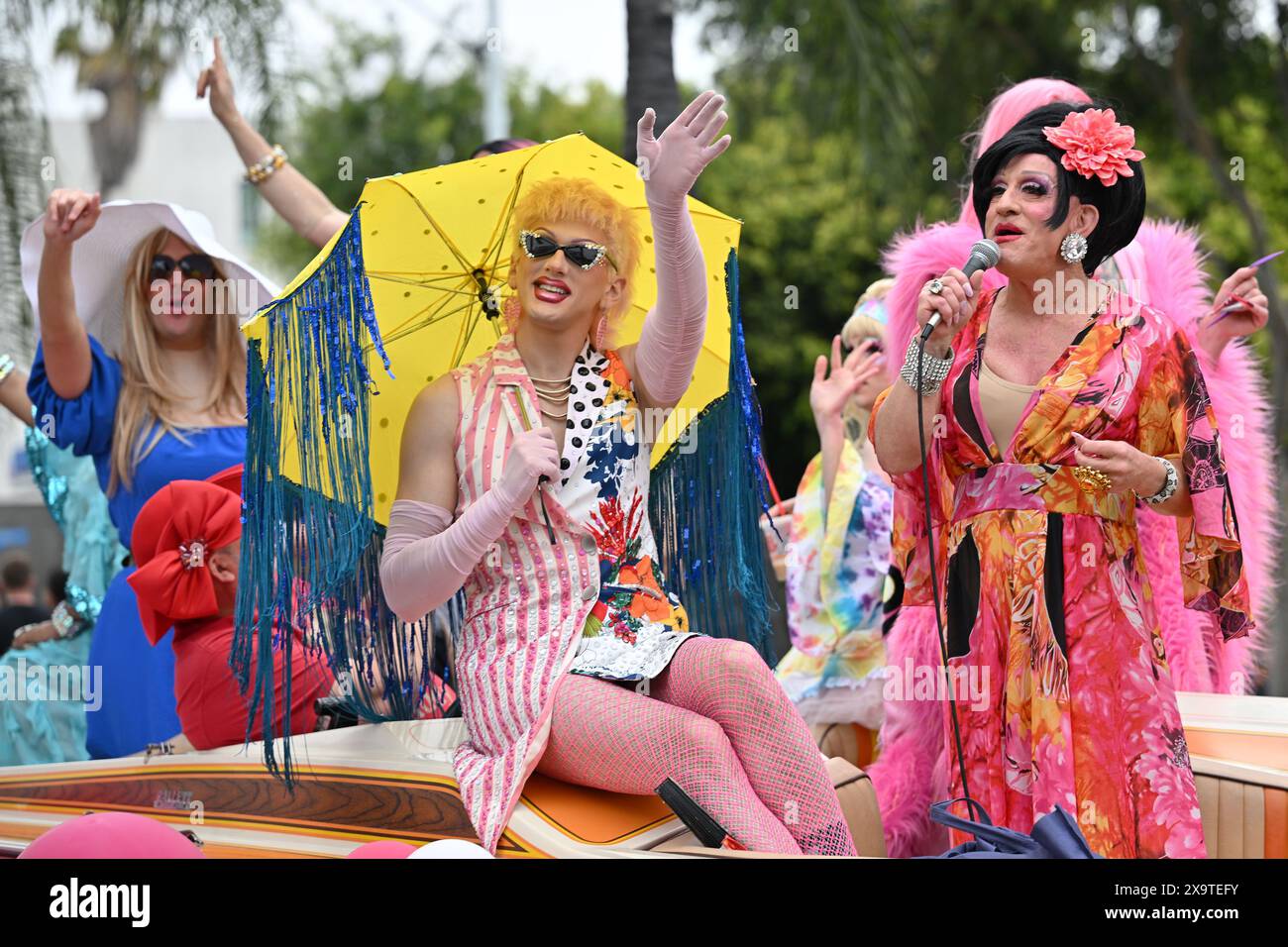 West Hollywood, Usa. Juni 2024. Die LGBTQ-Community feierte die jährliche WeHo Pride Parade auf dem Santa Monica Boulevard während der Feierlichkeiten, die am Sonntag, den 2. Juni 2024 in West Hollywood, Kalifornien stattfanden. Foto: Chris Chew/UPI Credit: UPI/Alamy Live News Stockfoto