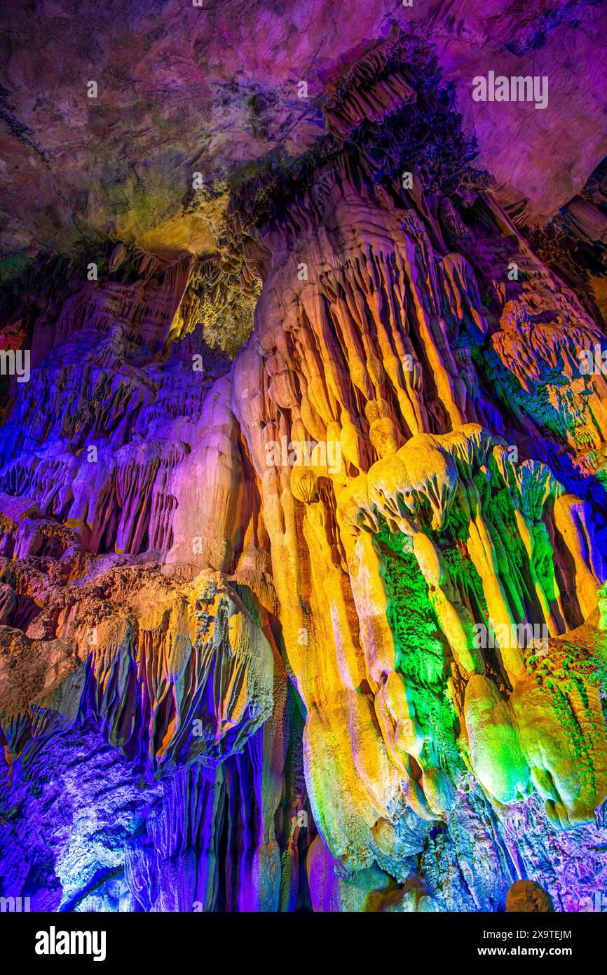 Bunte Schilfflötenhöhle in Guilin, Guangxi, China. Hintergrundbild mit Kopierraum für Text Stockfoto