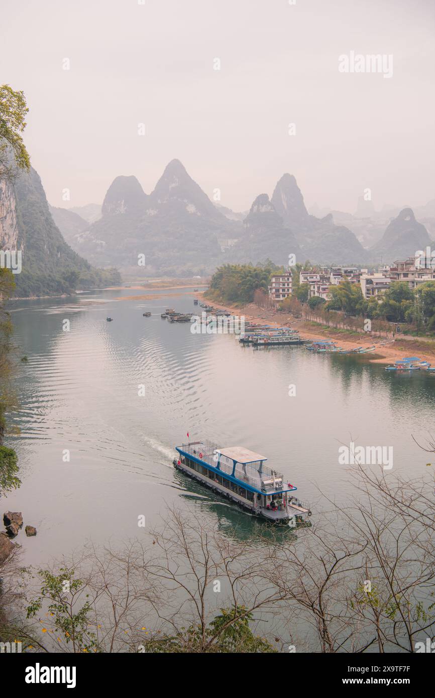 Blick auf den Li-Fluss (Lijiang-Fluss) mit azurblauem Wasser zwischen malerischen Karstbergen im Yangshuo County von Guilin, China. Grüne Hügel auf blauem Himmel Backgr Stockfoto