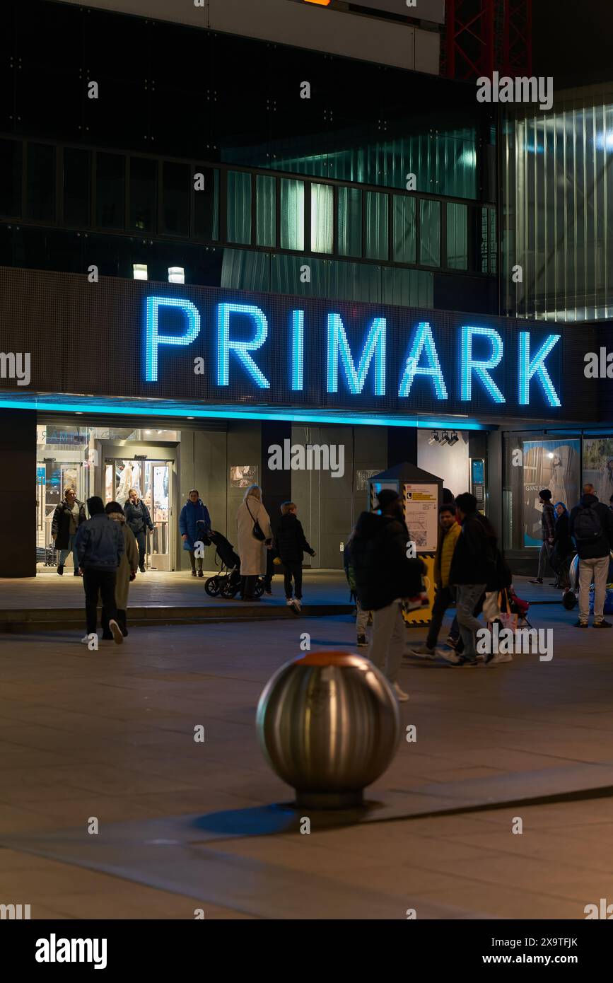 Primark am Alexanderplatz im Zentrum Berlins am späten Abend Stockfoto