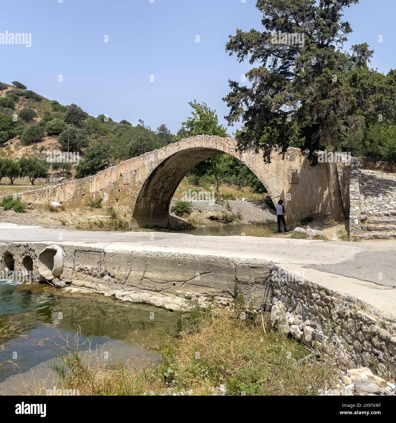 Klassische Bogenbrücke im venezianischen Architekturstil aus Stein große alte Brücke aus dem 19. Jahrhundert Steinbrücke aus dem Jahre 1850 im Osmanischen Stil erbaut Stockfoto