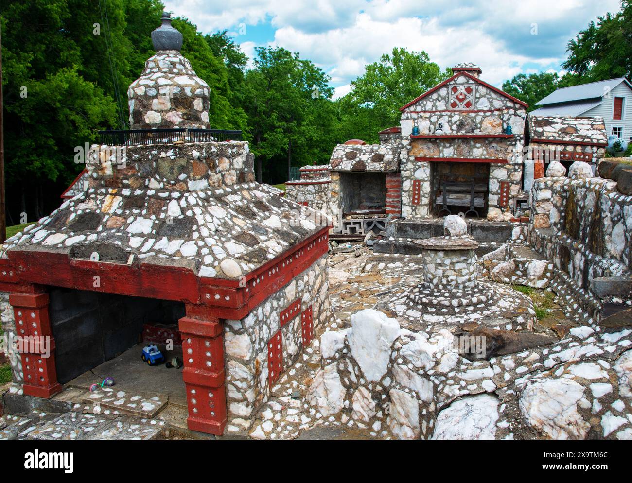 Eine private und kostenlose Touristenattraktion namens Shangri-La ist eine Nachbildung einer kleinen Stadt aus Stein und Beton entlang des Highway 86 in North Carolina. Stockfoto