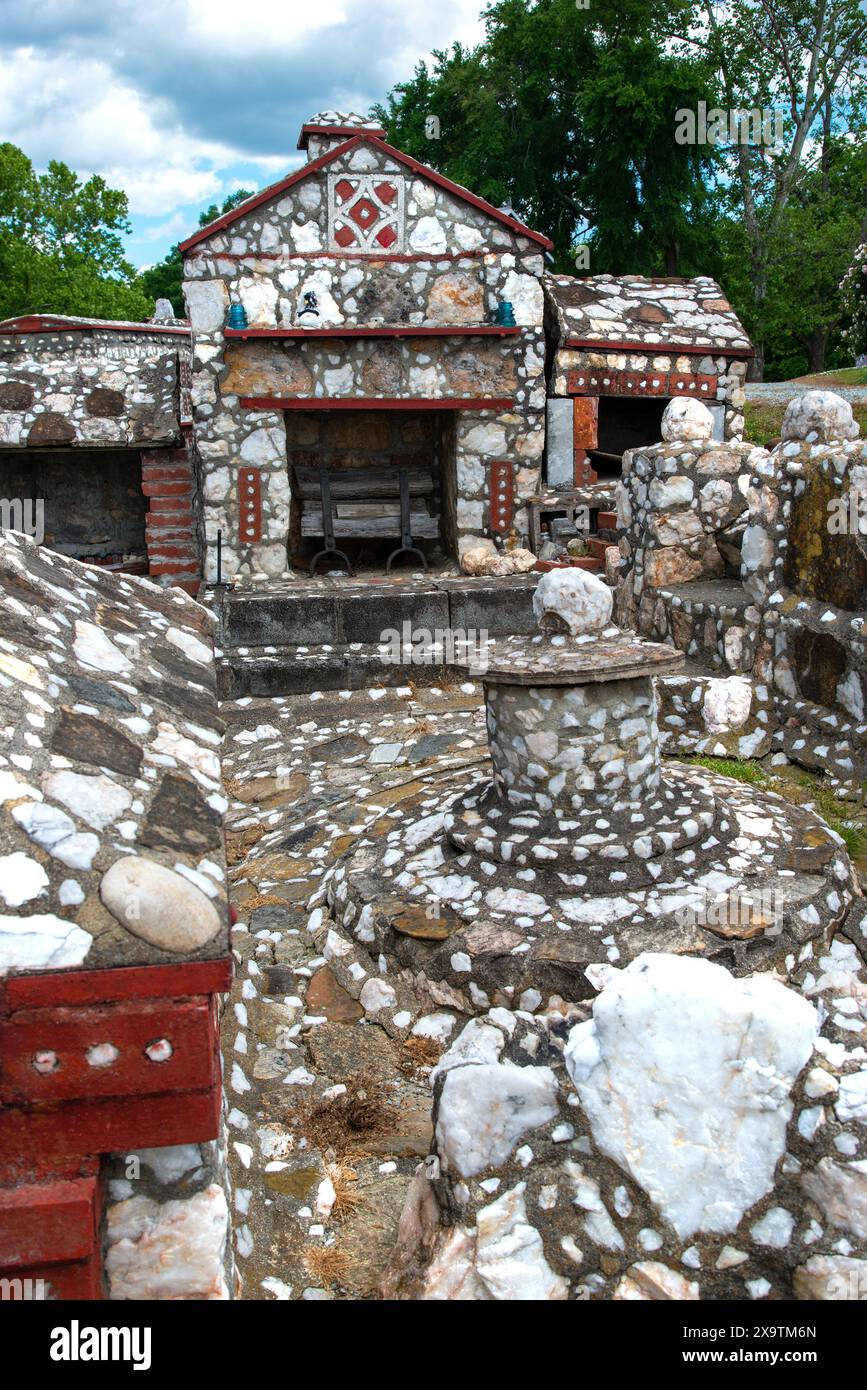 Eine private und kostenlose Touristenattraktion namens Shangri-La ist eine Nachbildung einer kleinen Stadt aus Stein und Beton entlang des Highway 86 in North Carolina. Stockfoto
