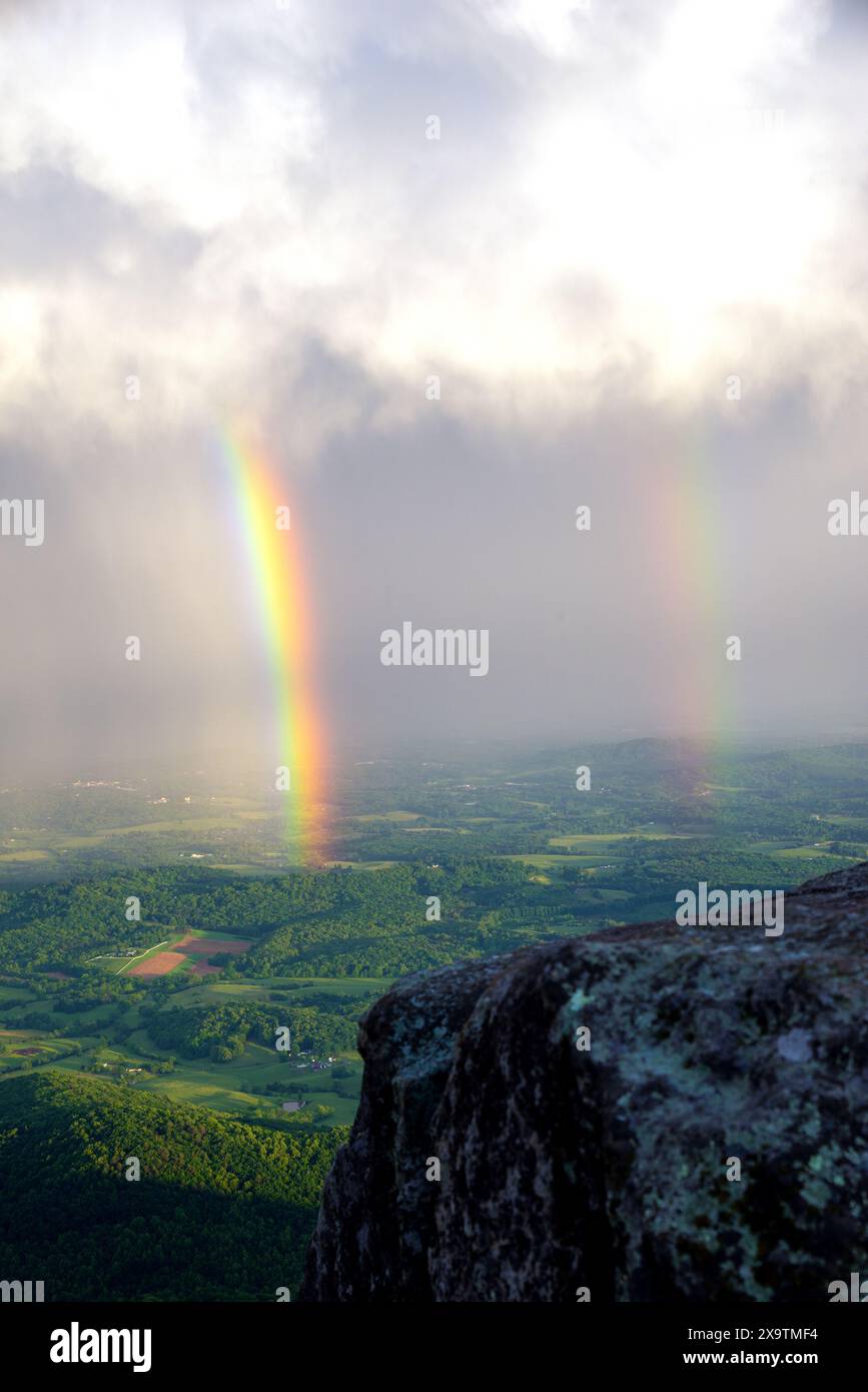 Ein Regenbogen ist vom Gipfel des Sharp Top Mountain bei Sonnenuntergang in den Blue Ridge Mountains in Virginia zu sehen Stockfoto