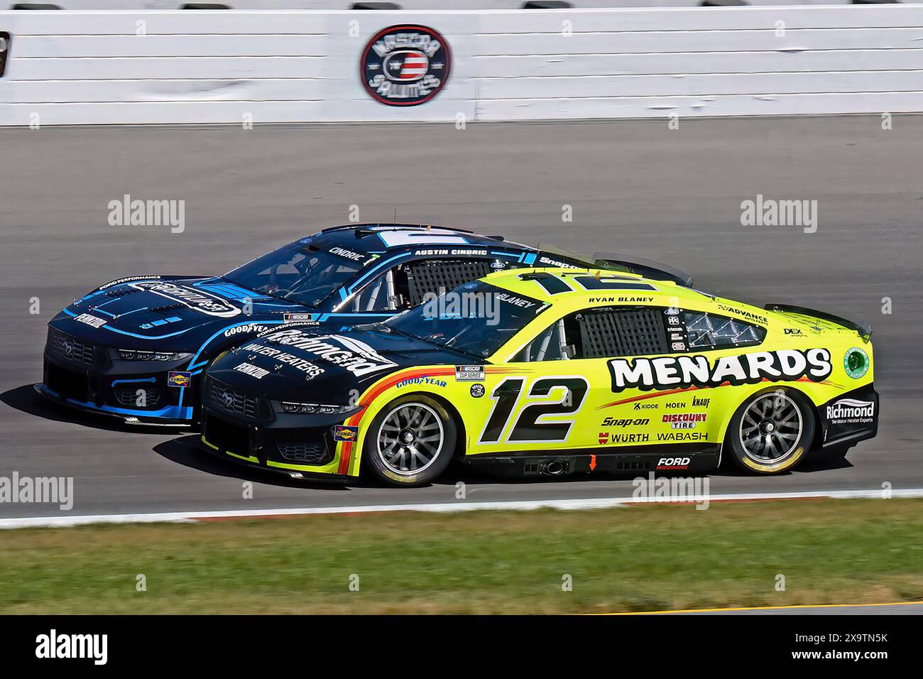 Madison, Usa. Juni 2024. NASCAR-Fahrer Nr. 12 und Teamkollege Austin Cindric Ryan Blakey in den Menards Ford führt in den letzten Runden an, ging aber mit einer Runde auf dem World Wide Technology Raceway Enjoy Illinois 300 am Sonntag, den 2. Juni 2024, aus. Foto: Bill Gutweiler/UPI. Quelle: UPI/Alamy Live News Stockfoto