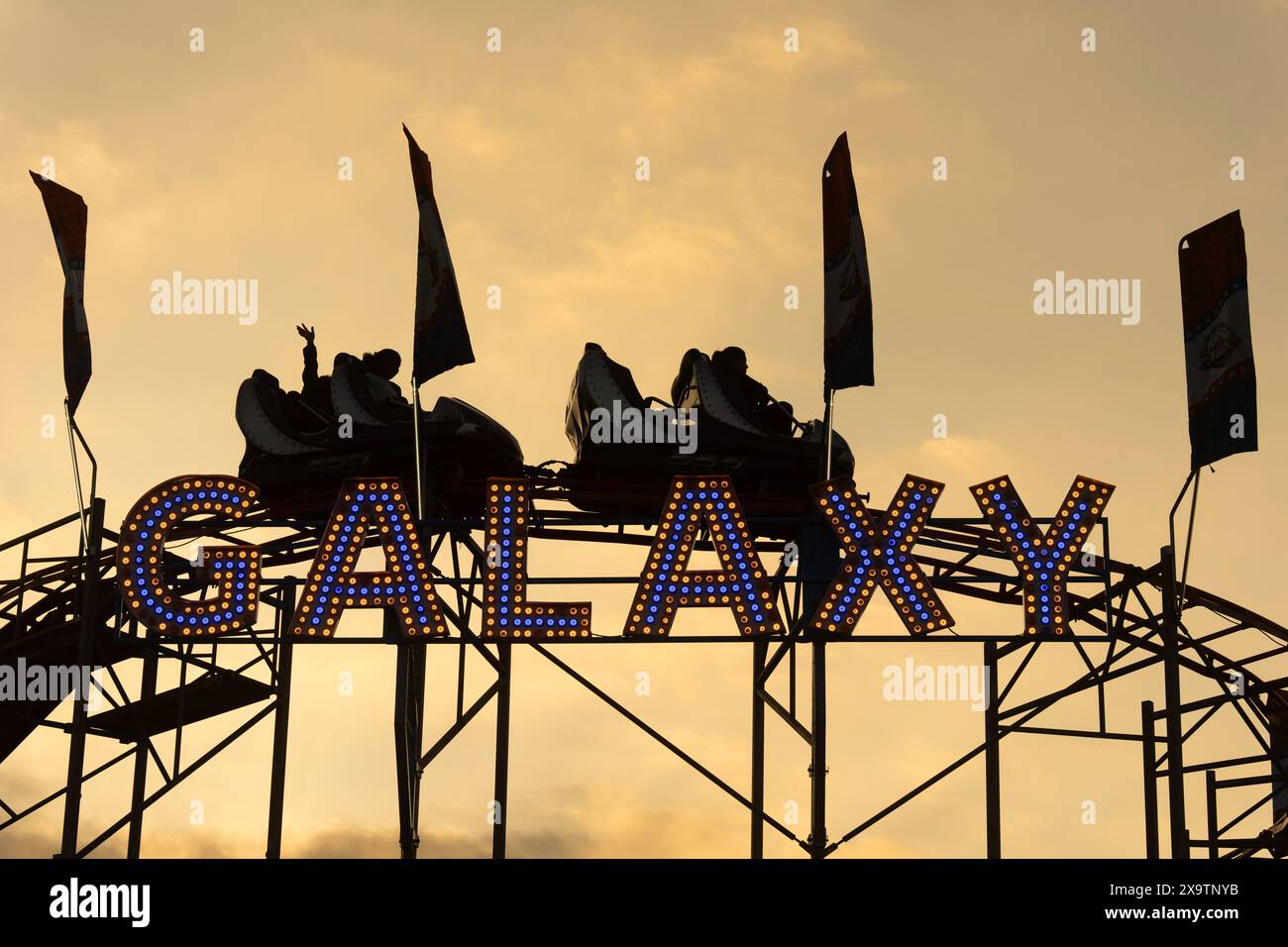 Achterbahn Sunset Silhouette auf der Los Angeles County Fair, 23. Mai 2024, Los Angeles, Kalifornien, USA Stockfoto