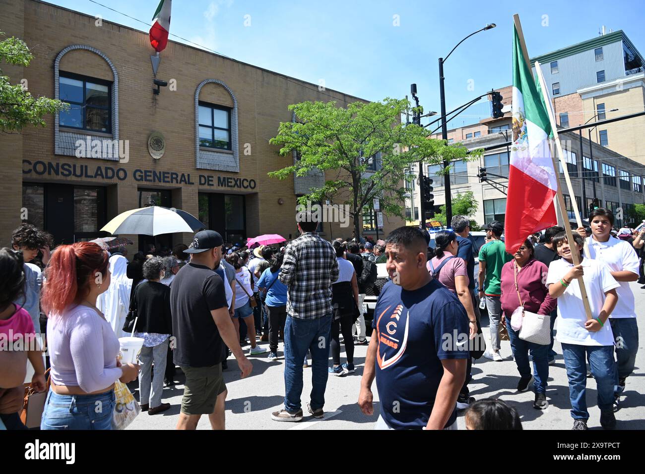 Lange Reihen mexikanischer Staatsbürger versuchen, bei den historischen Präsidentschaftswahlen Mexikos am 2. Juni 2024 im mexikanischen Konsulat, Consulado General de Mexico en Chicago in Chicago, Illinois, USA, zu wählen. Zum ersten Mal ist eine Frau, die ehemalige Bürgermeisterin von Mexiko City, Claudia Sheinbaum, im Begriff, Mexikos nächste Präsidentin zu werden. Wenn Sheinbaum gewählt würde, wäre sie auch die erste jüdische Präsidentin in einem weitgehend katholischen Land. Das ist das erste Mal, dass mexikanische Staatsbürger persönlich eine Stimmabgabe im Konsulat abgeben können. Mexikanische Staatsangehörige versuchen zu wählen, aber sie werden vom Konsulat informiert Stockfoto