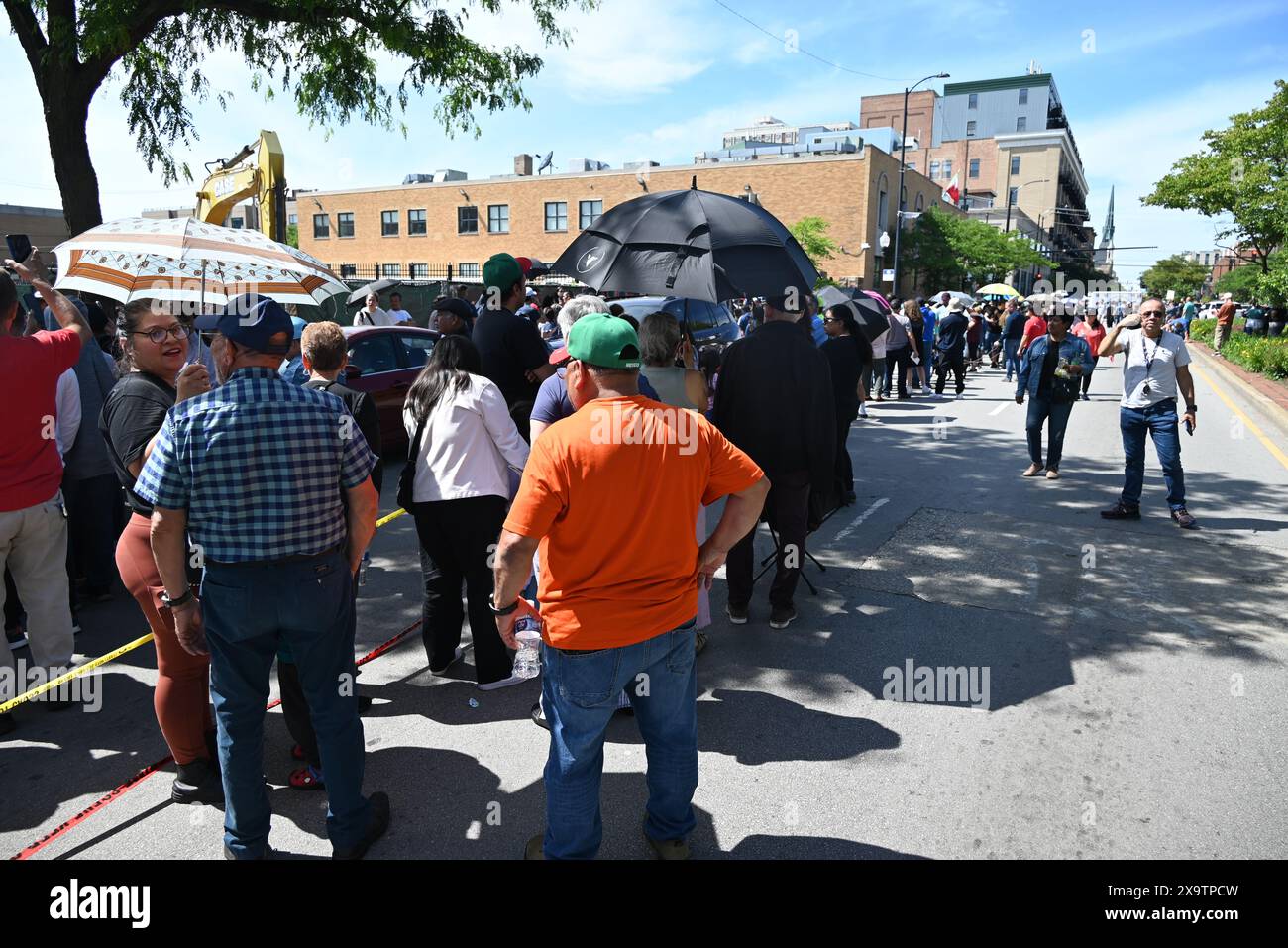 Lange Reihen mexikanischer Staatsbürger versuchen, bei den historischen Präsidentschaftswahlen Mexikos am 2. Juni 2024 im mexikanischen Konsulat, Consulado General de Mexico en Chicago in Chicago, Illinois, USA, zu wählen. Zum ersten Mal ist eine Frau, die ehemalige Bürgermeisterin von Mexiko City, Claudia Sheinbaum, im Begriff, Mexikos nächste Präsidentin zu werden. Wenn Sheinbaum gewählt würde, wäre sie auch die erste jüdische Präsidentin in einem weitgehend katholischen Land. Das ist das erste Mal, dass mexikanische Staatsbürger persönlich eine Stimmabgabe im Konsulat abgeben können. Mexikanische Staatsangehörige versuchen zu wählen, aber sie werden vom Konsulat informiert Stockfoto