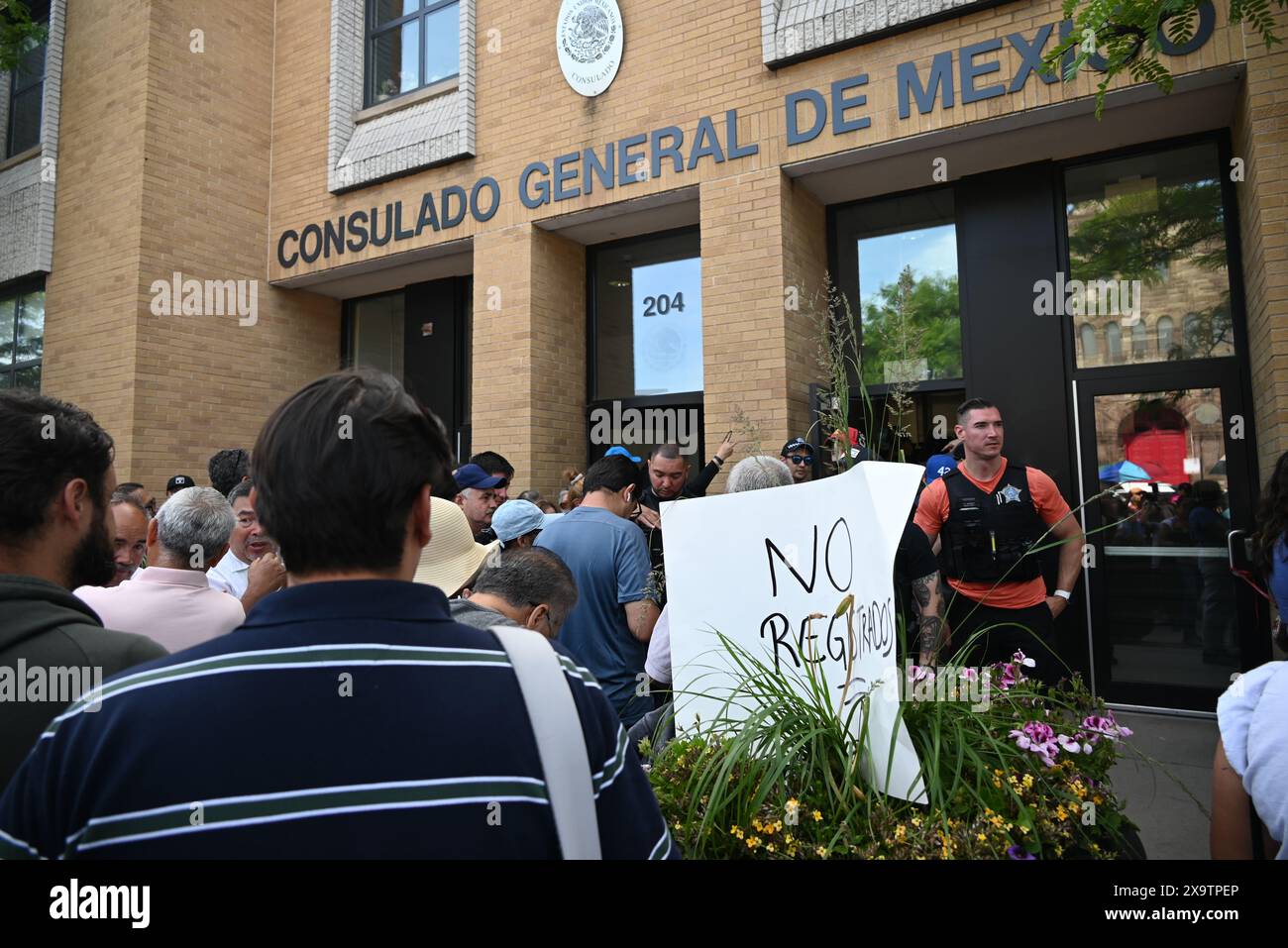 Die Polizei sperrt die Eingänge zum mexikanischen Konsulat, da Tausende mexikanischer Staatsbürger versuchen, bei den historischen Präsidentschaftswahlen in Mexiko am 2. Juni 2024 im mexikanischen Konsulat, Consulado General de Mexico en Chicago, in Chicago, Illinois, USA, zu wählen. Zum ersten Mal ist eine Frau, die ehemalige Bürgermeisterin von Mexiko City, Claudia Sheinbaum, im Begriff, Mexikos nächste Präsidentin zu werden. Wenn Sheinbaum gewählt würde, wäre sie auch die erste jüdische Präsidentin in einem weitgehend katholischen Land. Das ist das erste Mal, dass mexikanische Staatsbürger persönlich eine Stimmabgabe im Konsulat abgeben können. Mexikanische Staatsbürger sind das Stockfoto