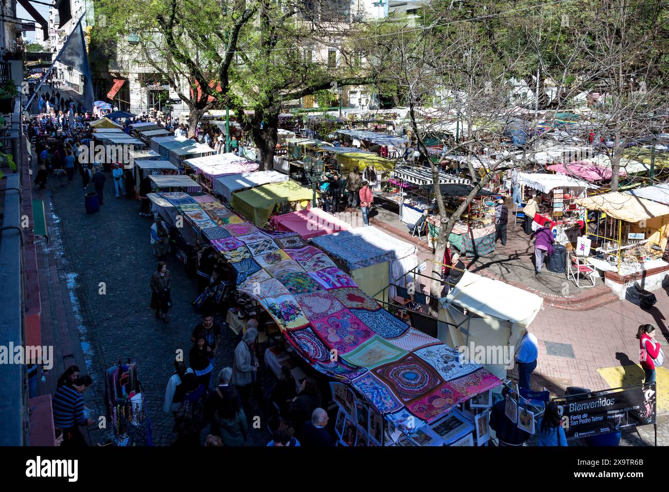 Blick auf San Telmos Flohmarkt im Freien in Buenos Aires, Argentinien. Stockfoto