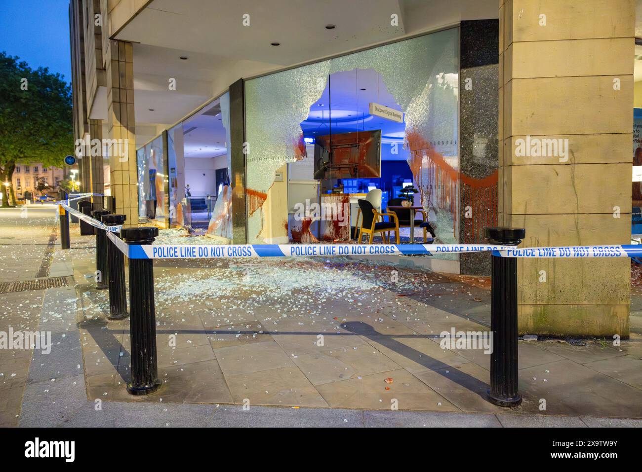Bolton, Großbritannien. JUNI 2024. Außenbereich von Barclays als radikale Direktaktionsgruppe zielt auf die Barclays Bank in der Market St, Bolton, ab, indem sie 5 Glasfenster und Wände zertrümmert und zusätzliche Schäden am Gebäude mit Farbe verursacht. Credit Milo Chandler/Alamy Live News Stockfoto
