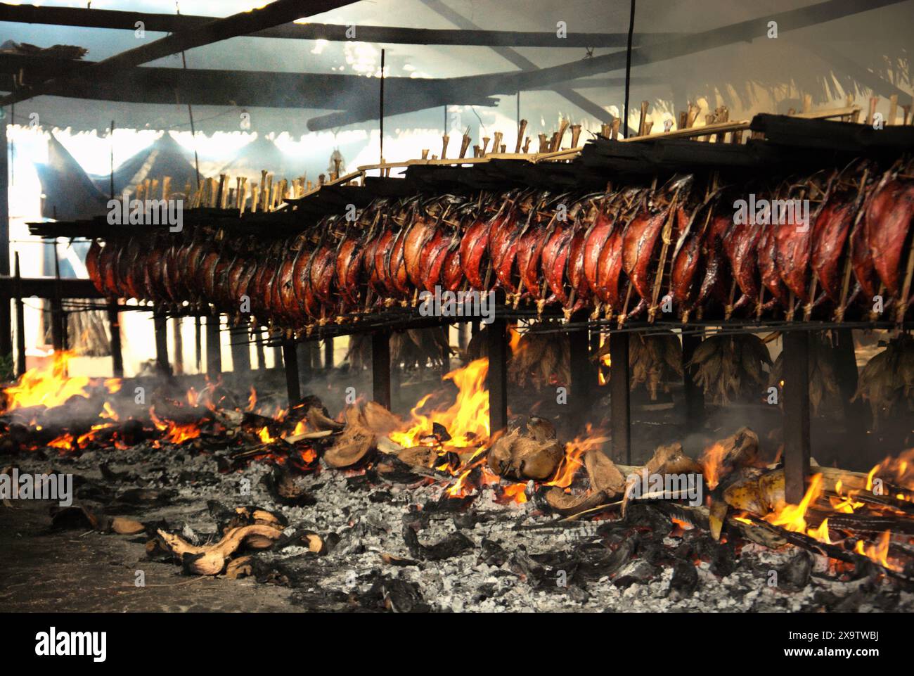 Eine geräucherte Fischproduktion, bei der Bonito-Thunfischfleisch in einer heimischen Industrie in Bitung, Nord-Sulawesi, Indonesien, verwendet wird. Stockfoto