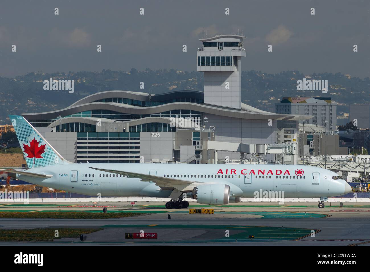 Air Canada Boeing 787-9 mit der Registrierung C-FGEI wurde in Vorbereitung auf den Abflug am LAX, Los Angeles International Airport gezeigt. Stockfoto