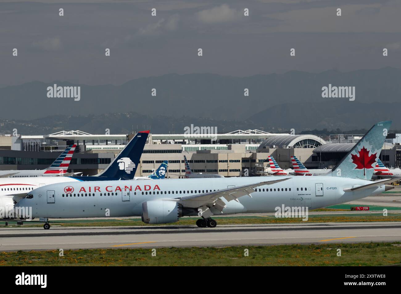 Air Canada Boeing 787-9 mit der Registrierung C-FGEI wurde in Vorbereitung auf den Abflug am LAX, Los Angeles International Airport gezeigt. Stockfoto