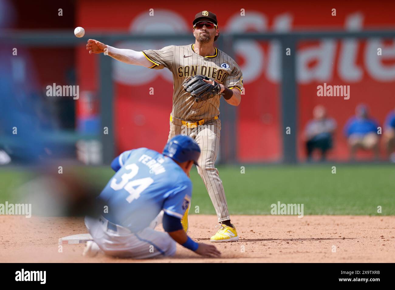 KANSAS CITY, MO - 02. JUNI: Der zweite Baseman Tyler Wade (14) der San Diego Padres dreht ein Doppelspiel über die Rutsche des Kansas City Royals-Fänger Freddy Fermin (34) während eines MLB-Spiels am 2. Juni 2024 im Kauffman Stadium in Kansas City, Missouri. (Foto: Joe Robbins/Image of Sport) Stockfoto