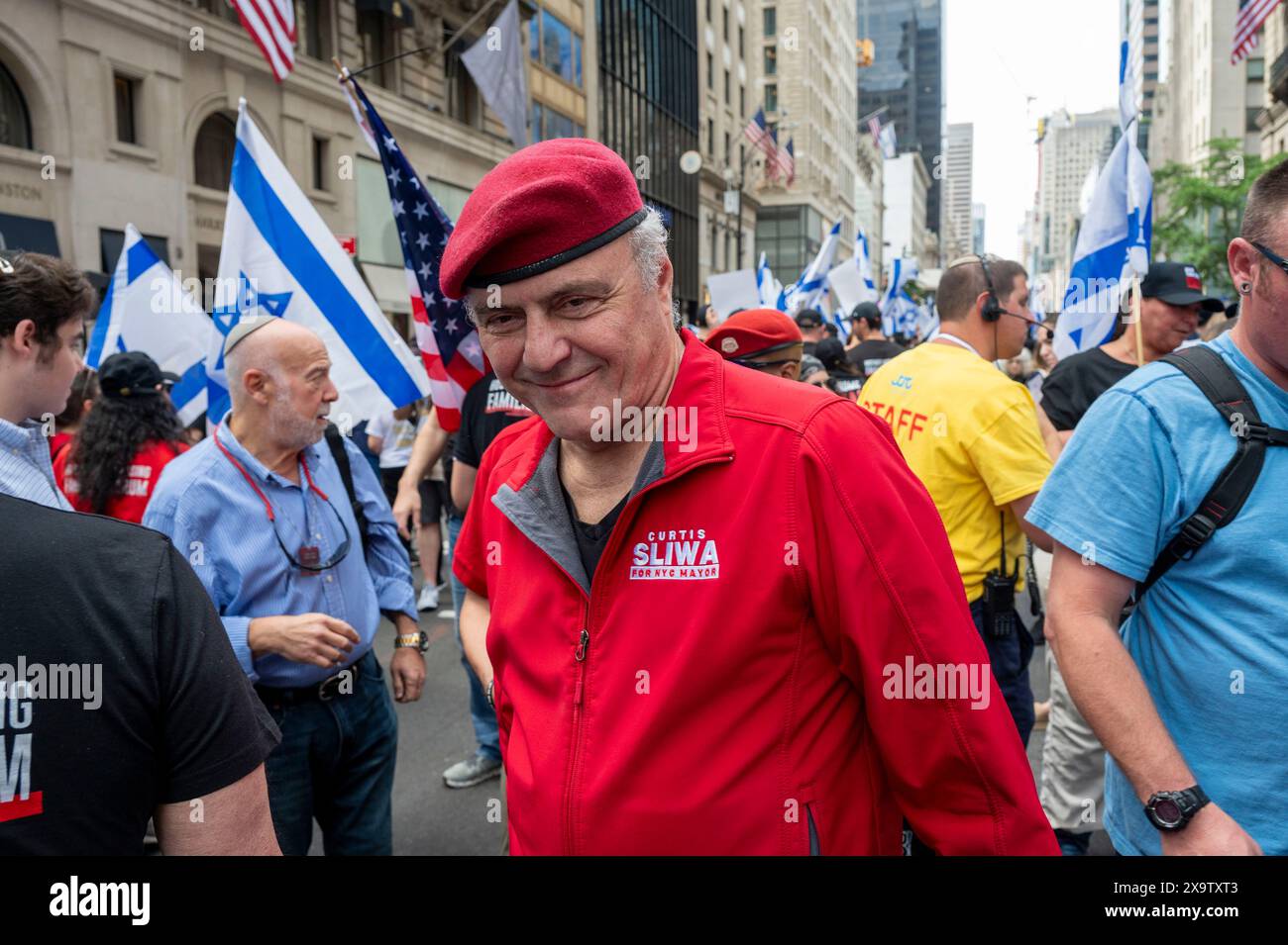 NEW YORK, NEW YORK – 2. JUNI: Curtis Sliwa und die Guardian Angels nehmen an der jährlichen Feiern-Israel-Parade am 2. Juni 2024 in New York Teil. Zehntausende von Menschen marschierten während einer Parade für Israel auf die Fünfte Avenue, wobei viele zur Freilassung von Geiseln, die von der Hamas in Gaza festgehalten wurden, aufriefen: "Bring sie nach Hause", eine Botschaft, die laut und deutlich ertönte. Die Parade fand fast acht Monate nach dem beispiellosen Angriff der Hamas am 7. Oktober statt, dem tödlichsten in der Geschichte Israels. Die NYPD erhöhte die Sicherheit für die Parade aufgrund von Spannungen und Protesten rund um den Krieg in Gaza. (Foto von Ron Adar / SOPA Images/ Stockfoto