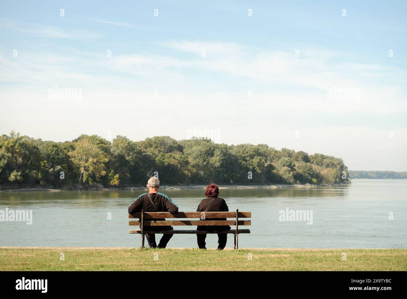 Älteres Ehepaar auf der Bank auf der Donau in Apatin, Vojvodina, Serbien Stockfoto