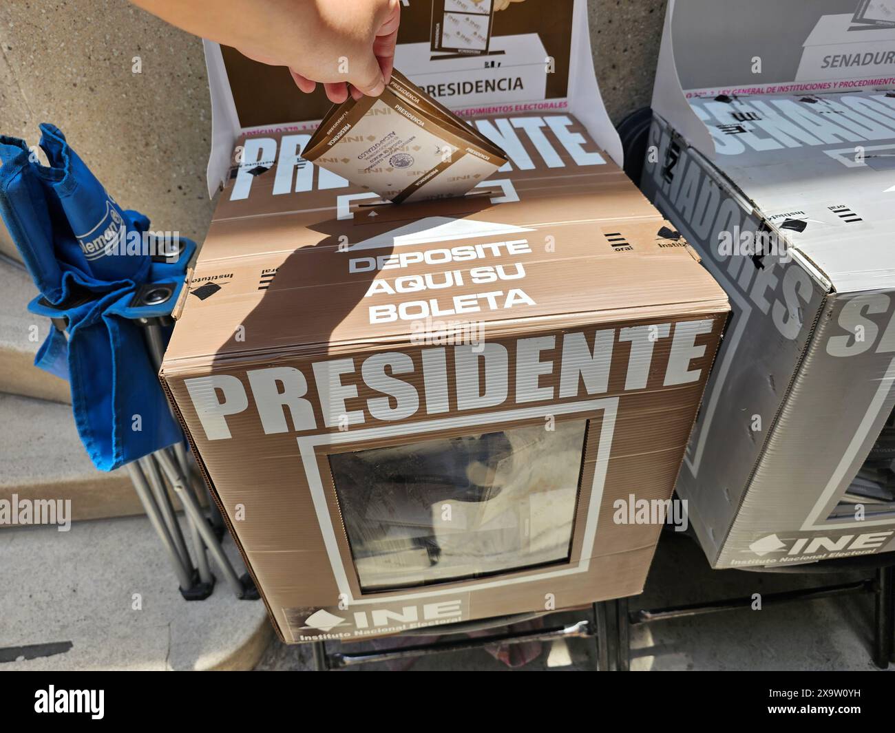 Mexiko-Stadt, Mexiko - 2. Juni 2024: Am Wahltag für die Präsidentin der mexikanischen Republik gewinnt die Morena-Partei mit Claudia Sheibaum Stockfoto