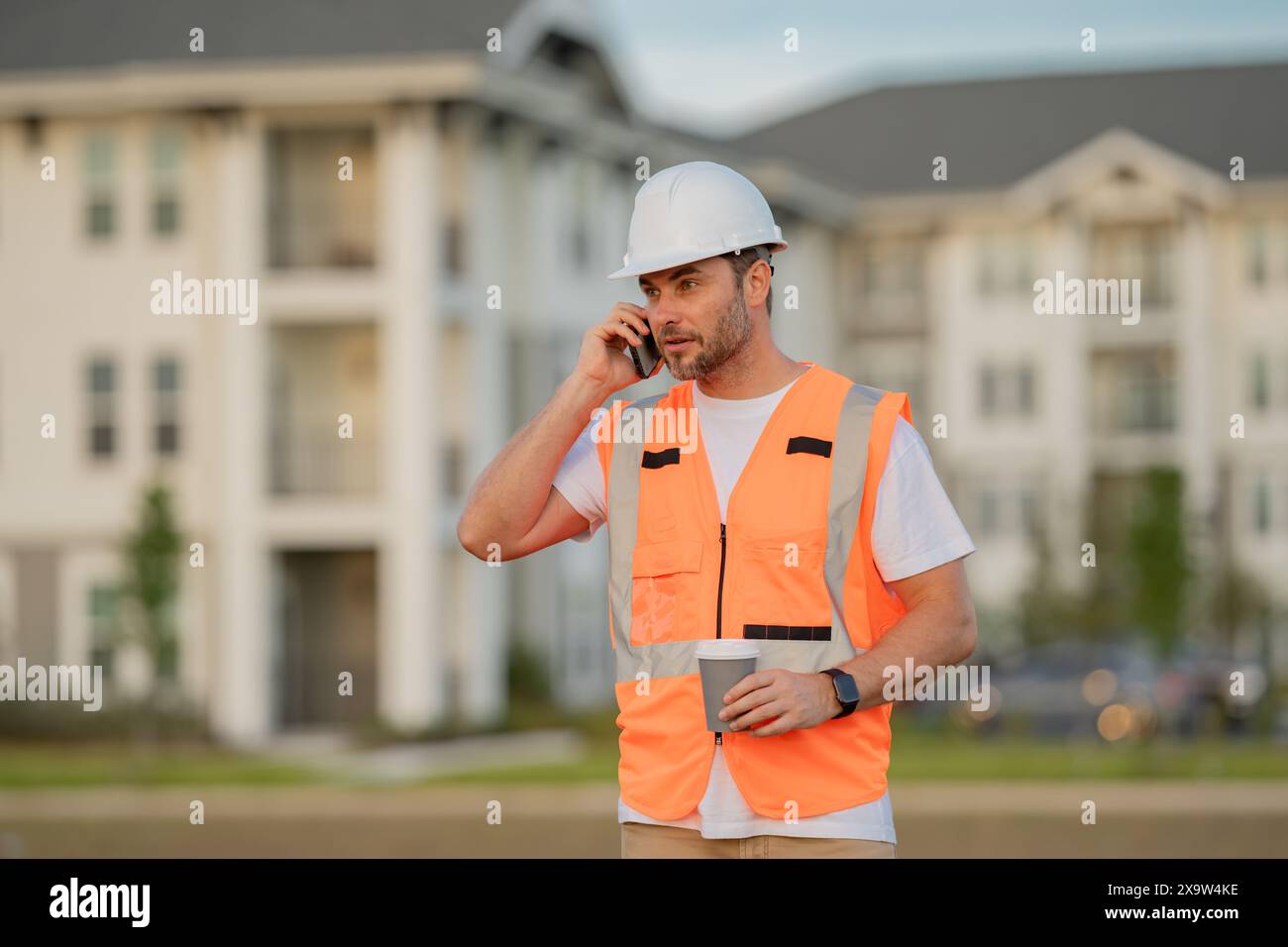 Ernsthafter Ingenieur im neuen Zuhause. Bauleiter im Helm. Architekt auf einer Baustelle. Handwerker-Baumeister im Hardhelm. Gebäudekonzept. Builder Stockfoto
