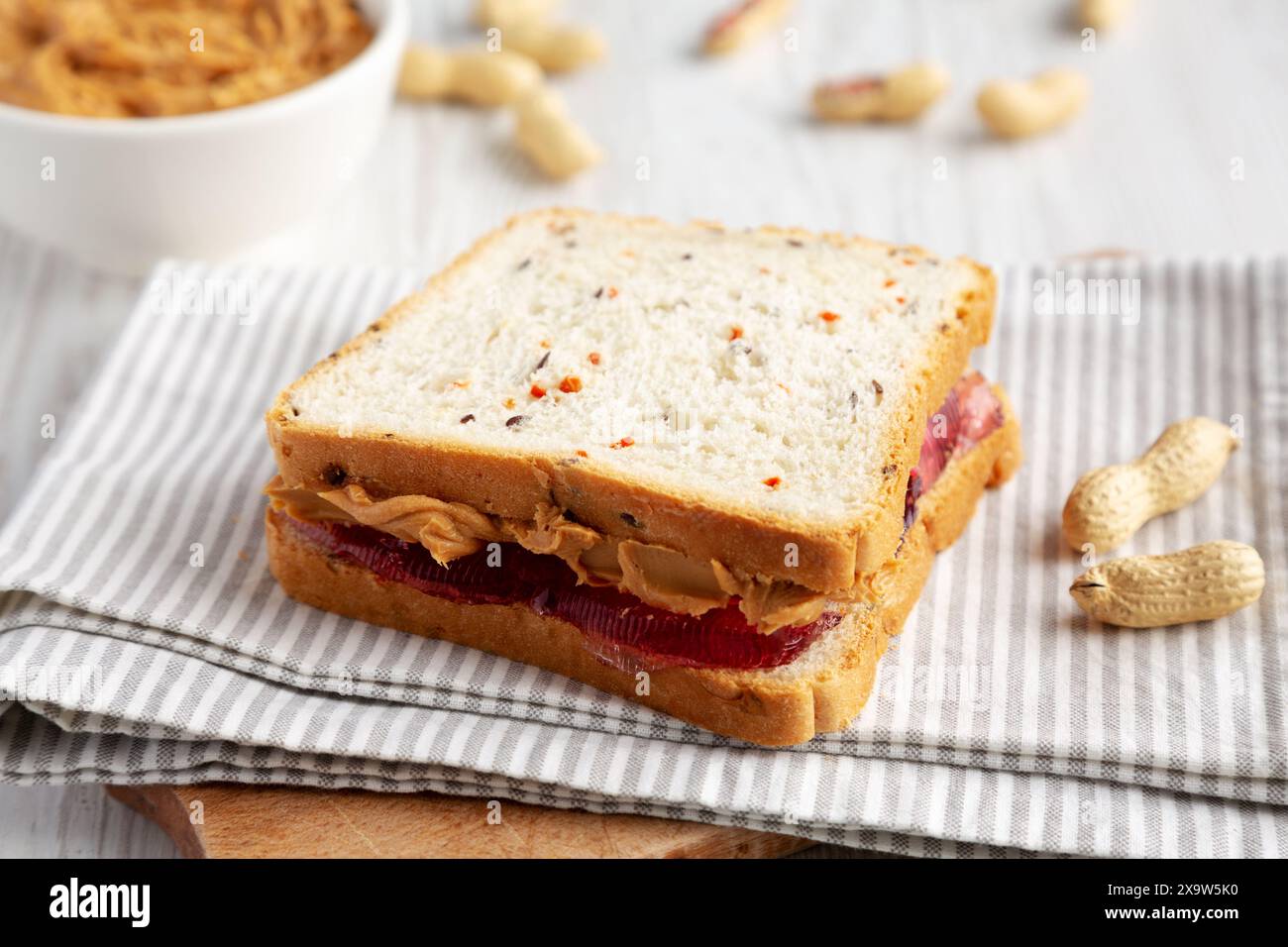 Hausgemachtes Sandwich mit Erdnussbutter und Gelee, Seitenansicht. Nahaufnahme. Stockfoto