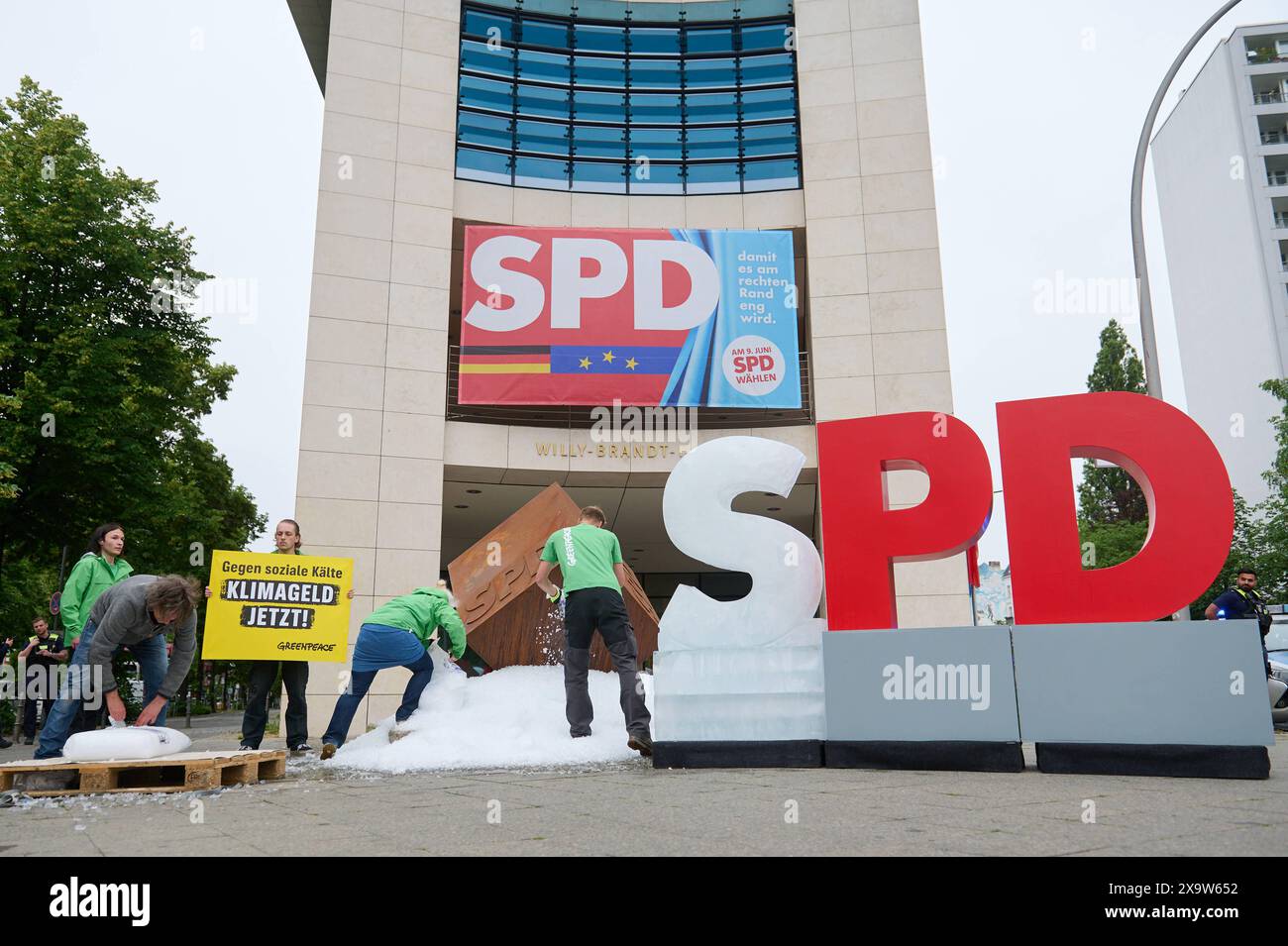 Greenpaece-aktiv protestierten am Montag 03.06.2024 mit einem gefrorenem S und einer 1 Tonne Eis vor der SPD-Zentrale in der Wilhelmstraße in Berlin für ein schnelles Klimageld. Ohne die Einfuehrung des Klimageldes drohen vor allem Haushalten mit niedrigem und mittlerem Einkommen hohe Belastungen aufgrund von CO2-Kosten. Laut der Studie Klimageld schafft Ausgleich - Effekte von CO2-Preisen und Entlastungswirkung eines umfassenden Klimagelds , die Umweltorganisation Greenpeace am Montag veroeffentlichte, entstehen Haushalten mit mittlerem Einkommen im kommenden Jahr Mehrbelastungen von d Stockfoto