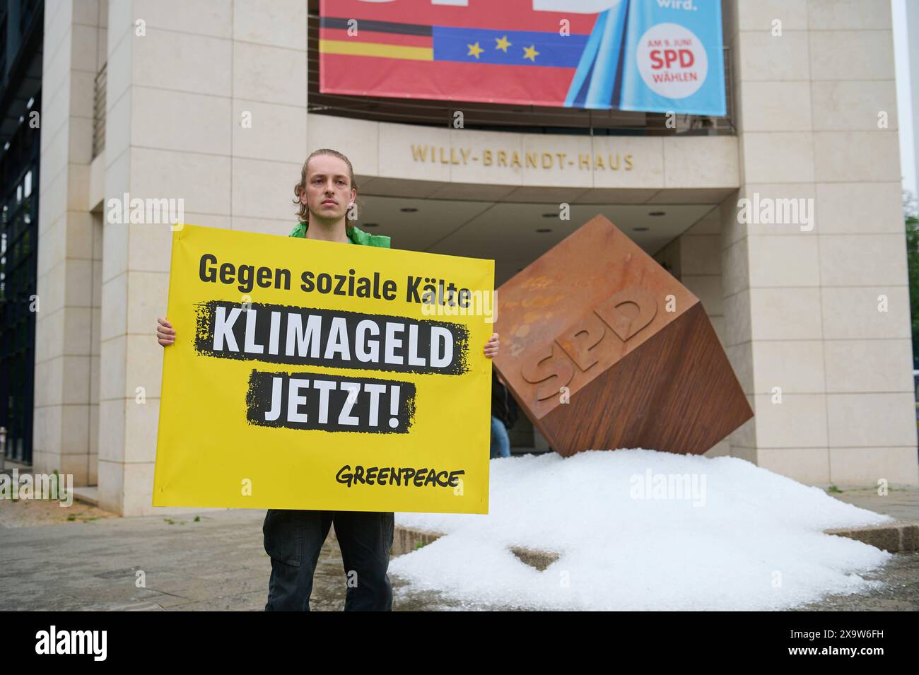 Greenpaece-aktiv protestierten am Montag 03.06.2024 mit einem gefrorenem S und einer 1 Tonne Eis vor der SPD-Zentrale in der Wilhelmstraße in Berlin für ein schnelles Klimageld. Ohne die Einfuehrung des Klimageldes drohen vor allem Haushalten mit niedrigem und mittlerem Einkommen hohe Belastungen aufgrund von CO2-Kosten. Laut der Studie Klimageld schafft Ausgleich - Effekte von CO2-Preisen und Entlastungswirkung eines umfassenden Klimagelds , die Umweltorganisation Greenpeace am Montag veroeffentlichte, entstehen Haushalten mit mittlerem Einkommen im kommenden Jahr Mehrbelastungen von d Stockfoto