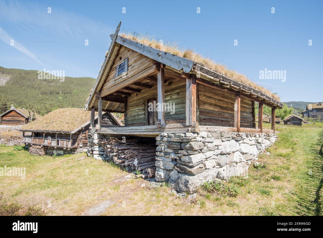 Das Nordfjord Museum of Cultural History verfügt über eine Reihe erhaltener hölzerner Objekte aus einer anderen Zeit, von denen viele über Grasdächer verfügen. Stockfoto