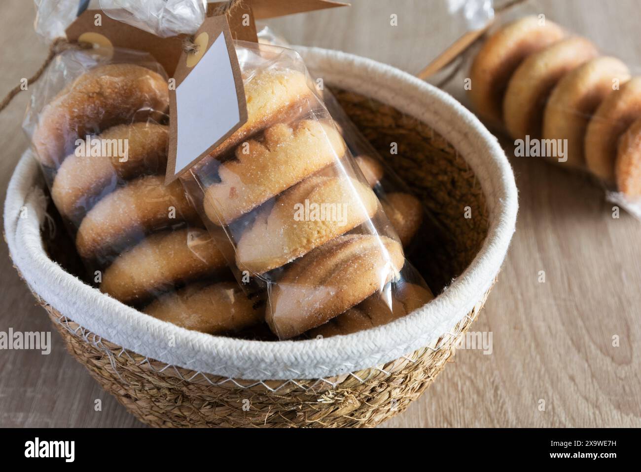 Hausgemachte Kekse in einer Tasche in einem Korb Stockfoto