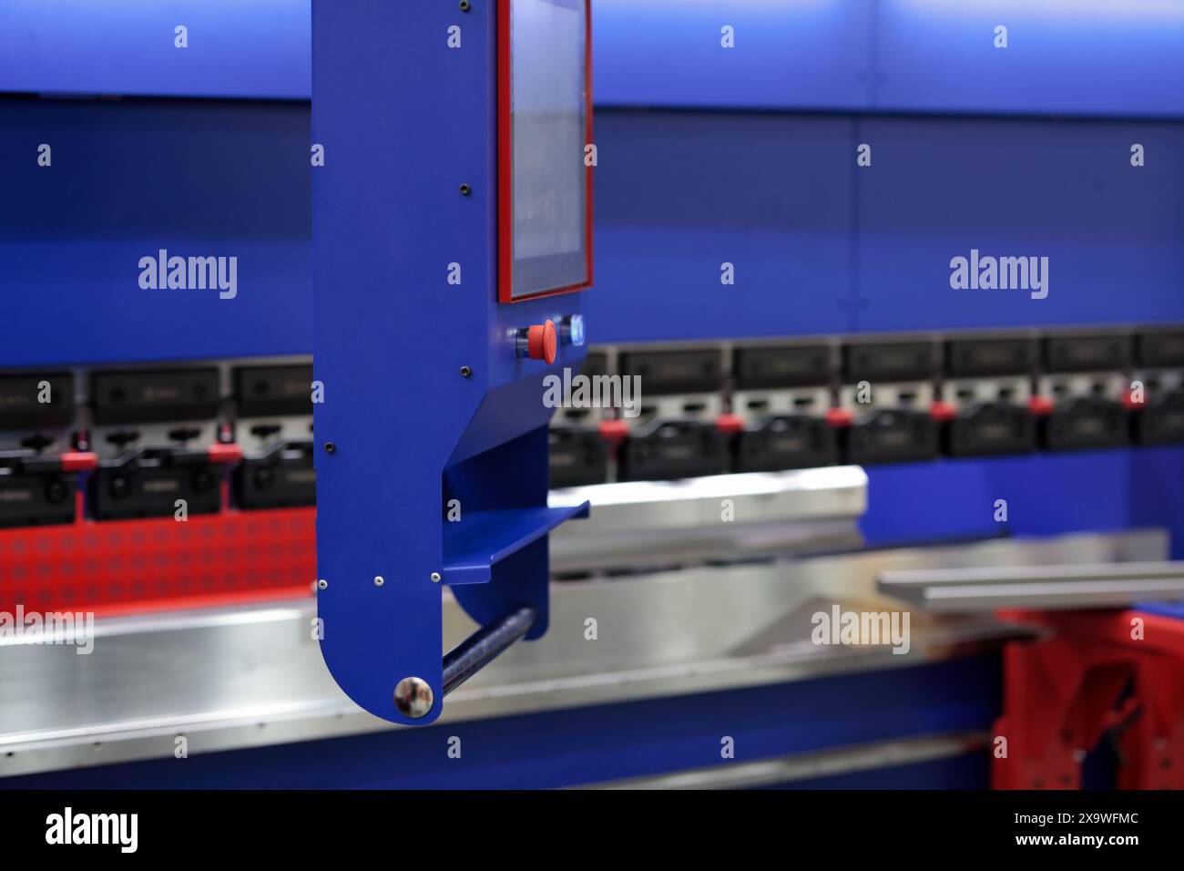 Touchscreen-Bedienkonsole der hydraulischen CNC-Abkantbremsbiegemaschine. Selektiver Fokus. Stockfoto