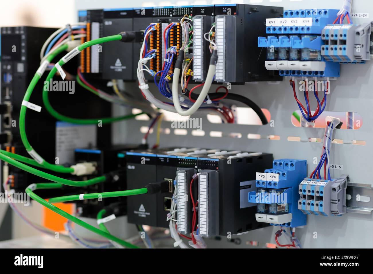 SPS-basiertes industrielles Automatisierungssystem aus nächster Nähe. Selektiver Fokus. Stockfoto