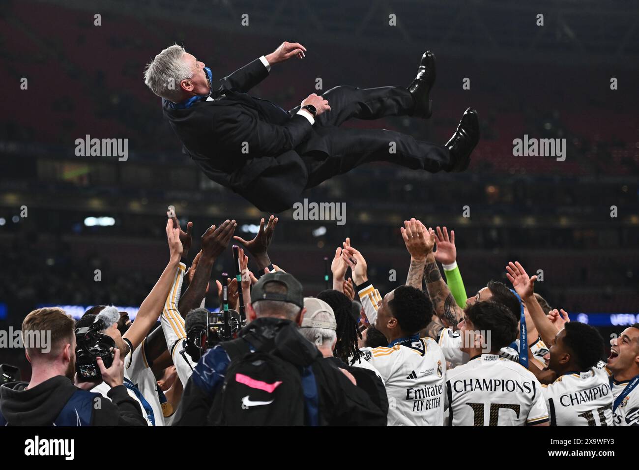 LONDON, ENGLAND – 1. JUNI: Carlo Ancelotti, Trainer von Real Madrid, wird am Ende der UEFA Champions League 202 von seinen Spielern in die Luft geworfen Stockfoto