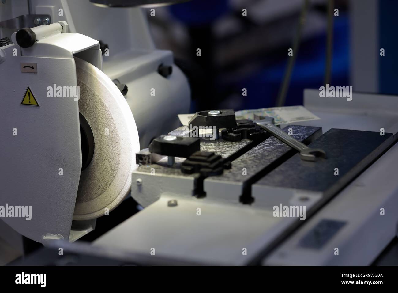 Präzisions-Universalwerkzeug und Frässchleifer Schärfmaschine Nahaufnahme. Selektiver Fokus. Stockfoto
