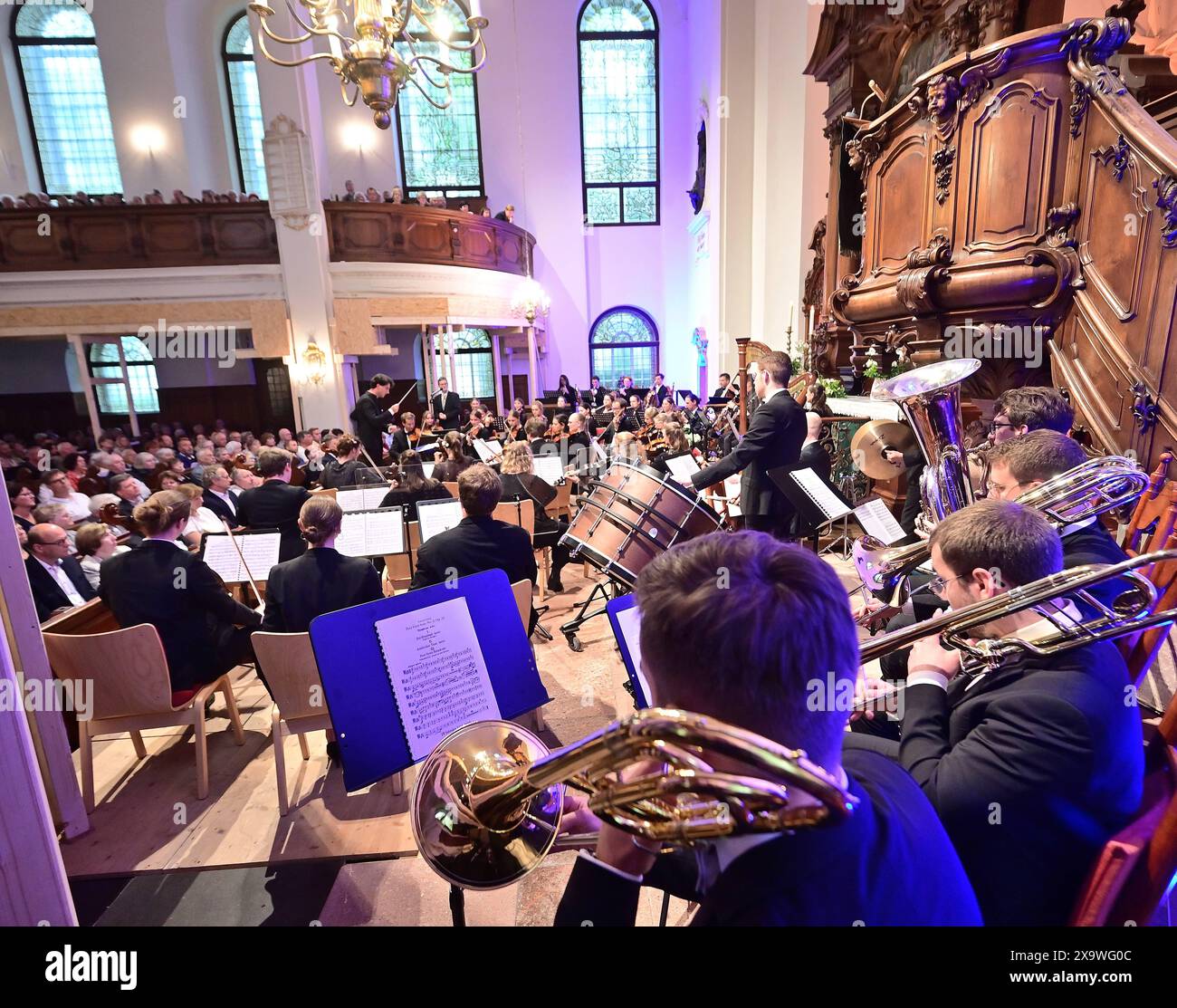 REKORDDATUM NICHT ANGEGEBEN Augustusburger Musiksommer startete Augustusburg – kleine Stadt mit großer Musik. Mit zwei Eröffnungskonzerten startete am Wochenende der Augustusburger Musiksommer in der Saison 2024. Das Programm unter der Leitung des jungen Kirchenmusikers Pascal Kaufmann umfasste Werke von Jean Sibelius und Edvard Grieg, darunter die berühmte Morgenstimmung und verschiedene Tänze aus Griegs Peer Gynt Suiten. Die Junge Philharmonie Augustusburg hat sich zum Ziel gesetzt, große sinfonische Musik im kleinen Ort erlebbar zu machen. Das Orchester wurde im November 2019 gegründet und vere Stockfoto