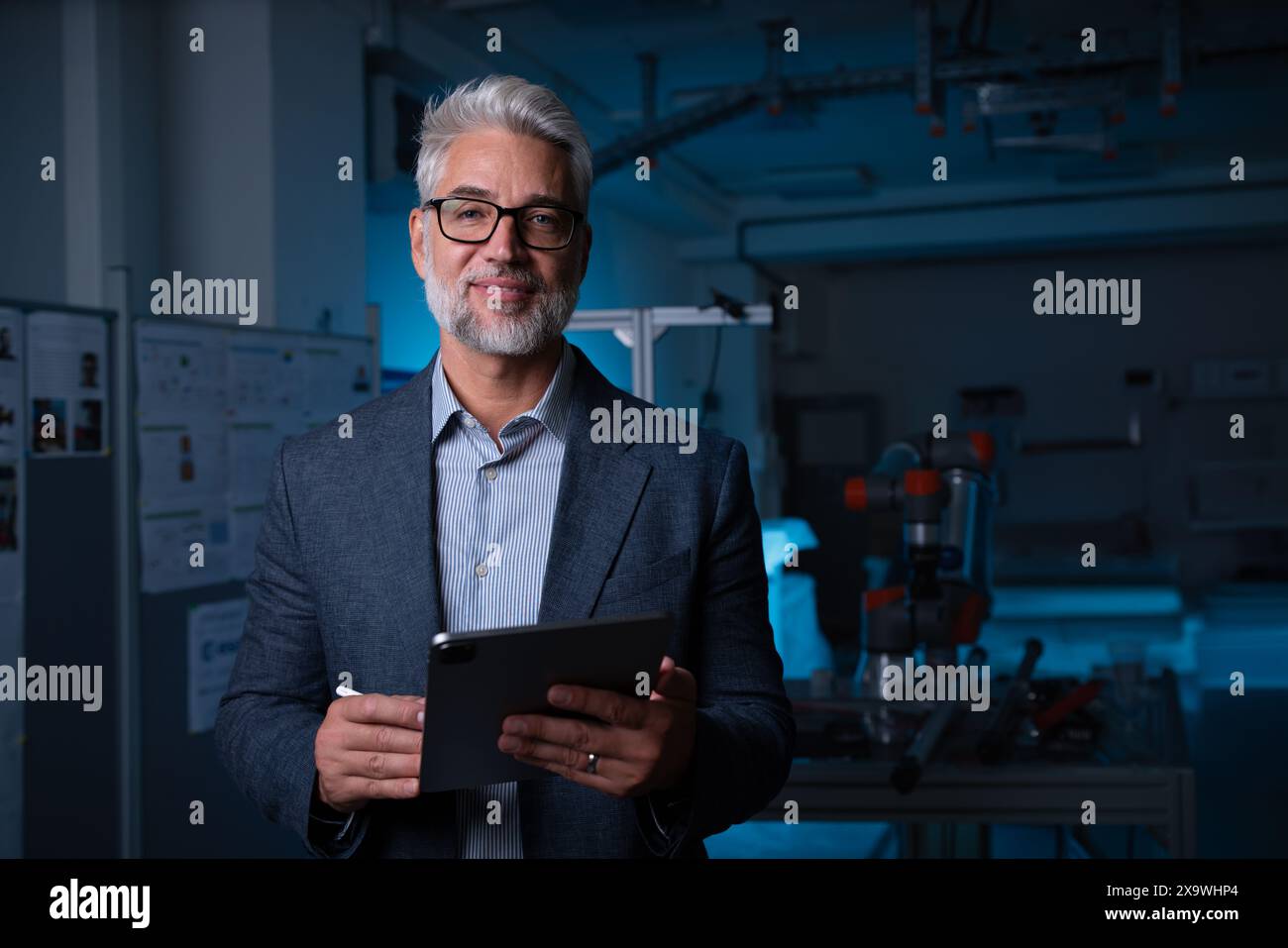 Porträt eines Roboteringenieurs, der am mechanischen System des Roboterarms arbeitet. Konzept der modernen Technologie in Branchen, automatisierten Prozessen, Automobilindustrie Stockfoto
