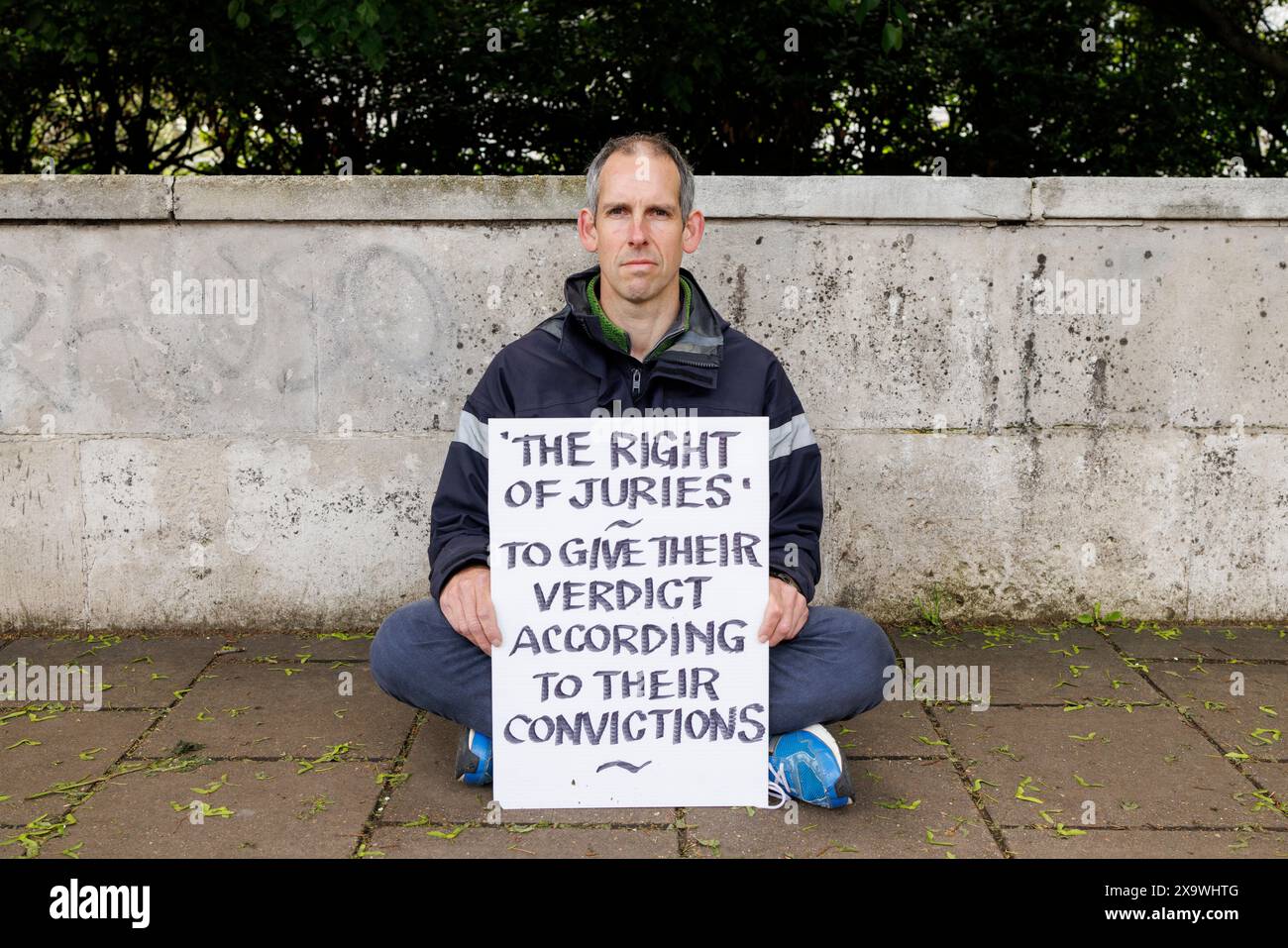 Mai 2023. Inner London Crown Court, Southwark, Großbritannien. Die Olympiasiegerin Etienne Stott riskiert eine Verhaftung wegen Verachtung des Gerichts. Eine Gruppe von 24 Personen, darunter 7 Ärzte, 3 Quäker, ein ehemaliger Anwalt, ein ehemaliger Polizeibeamter, ein Priester der Church of England und zwei Lehrer riskieren die Verhaftung wegen Verachtung des Gerichts, da sie schweigend auf der Straße um den Gerichtshof sitzen, in Solidarität mit den Beschuldigten des isolierten britischen Klimaprotestes, denen es verboten ist, über ihre Motive zu sprechen oder während ihrer Prozesse die Worte „Klimawandel“ oder „Brennstoffarmut“ zu verwenden. Dr. Juliette Brown, 52 Beraterin PSYC Stockfoto