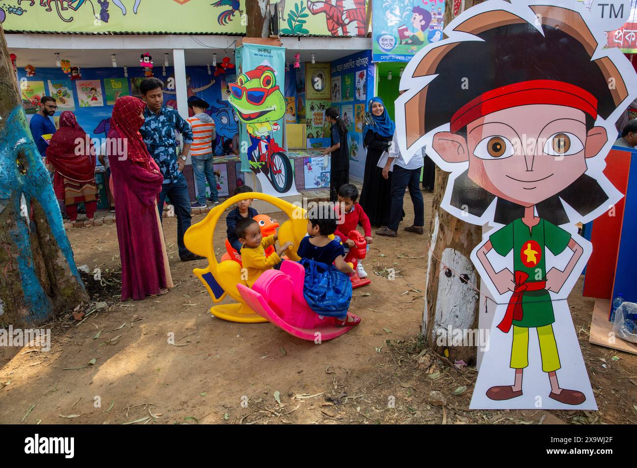 Kinder genießen die Amar Ekushey Buchmesse in Suhrawardi Udyan in Dhaka, Bangladesch. Stockfoto