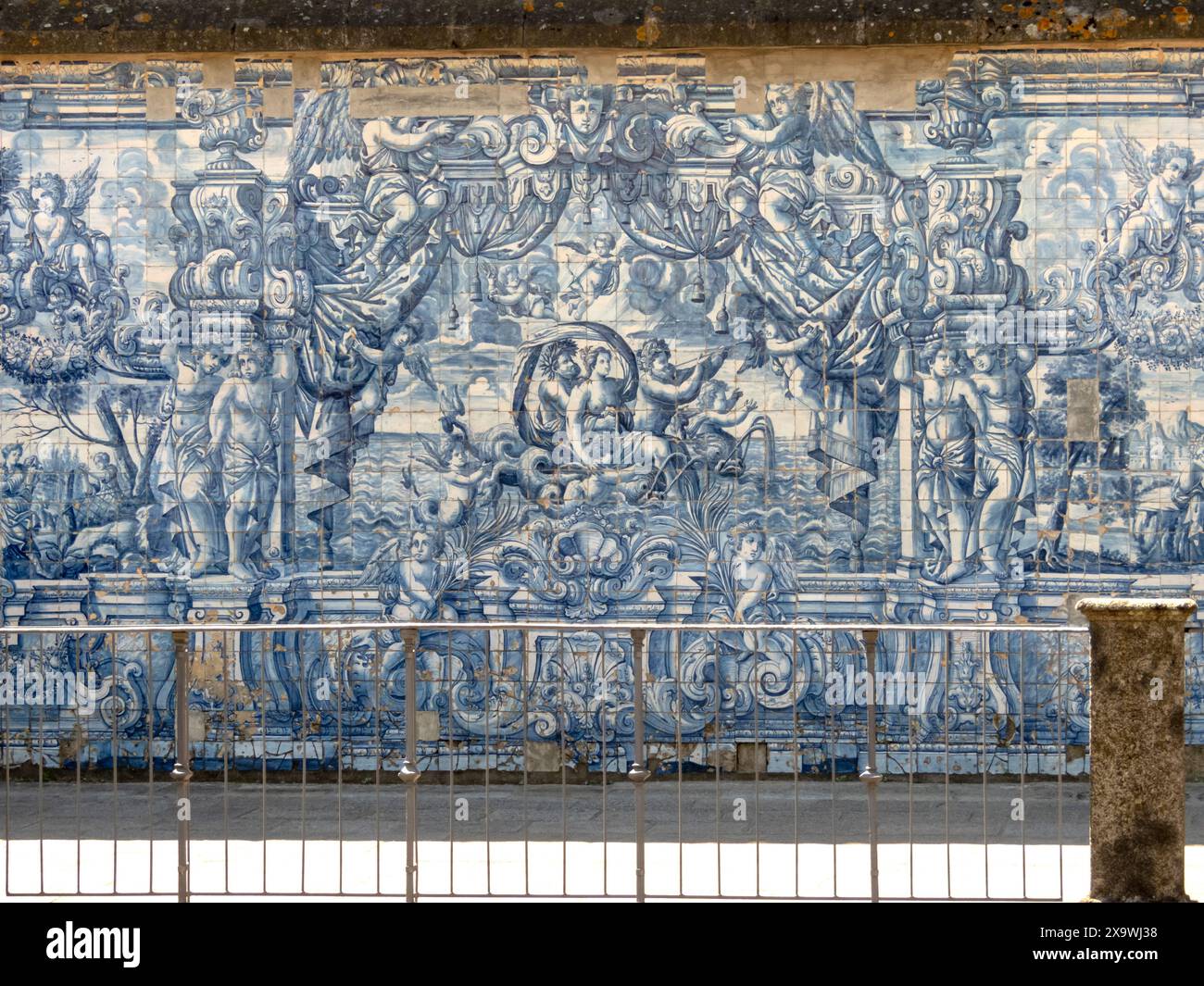 PORTO, PORTUGAL - 24. APRIL 2024: Azulejo-Wandbild in der Kathedrale SE do Porto in Porto, Portugal. Fliesenpaneele von Antonio Vidal auf der Terrasse. Stockfoto