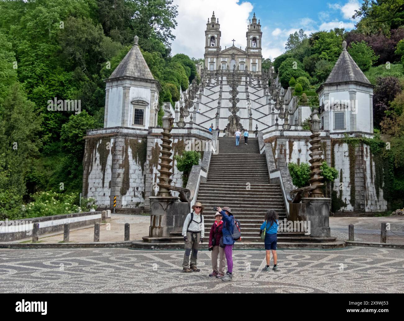 BRAGA, PORTUGAL - 26. APRIL 2024: Touristen machen Selfie auf der Treppe des Heiligtums von Bom Jesus do Monte, Braga, Portugal Stockfoto