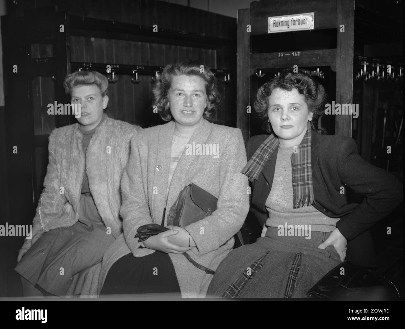 Aktuell 10- 1946: Die englischen Damen in Norwegen. Viele der jungen englischen Damen, die unsere Außenfront mit nach Hause brachte, haben erfahren, dass es nicht einfach ist, ein Fremder in einem Land zu sein. Das größte Problem, mit dem sie zu kämpfen haben, ist der Wohnungsmangel, aber auch die Sprachschwierigkeiten sind ein Hindernis für sie. Einige fühlen sich wahrscheinlich etwas außerhalb, und wenn sie sich nicht mit der Sprache und den norwegischen Bedingungen vertraut machen können, wird es für sie nicht leicht sein. Um den Damen in diesem Land zu helfen, wurde ein britisches Fraueninstitut mit Mrs. Hiersing gegründet, einer Sozialbeamten in Th Stockfoto