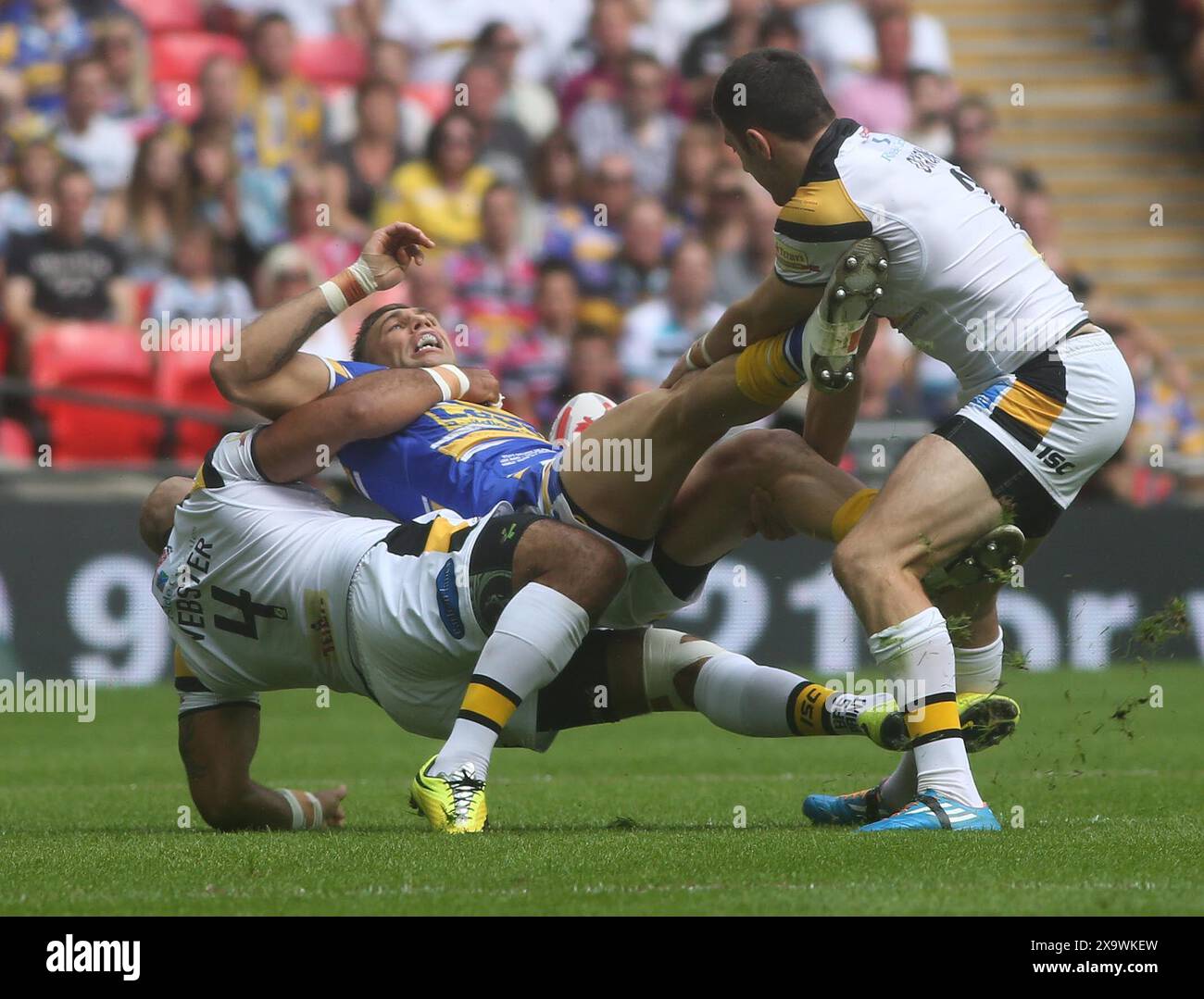 Das Finale des Rugby League Challenge Cup Leeds gegen Castleford Joel Moon wird gepackt Bild von Gavin Rodgers/ Pixel8000 ltd Pictures 07917221968 Stockfoto