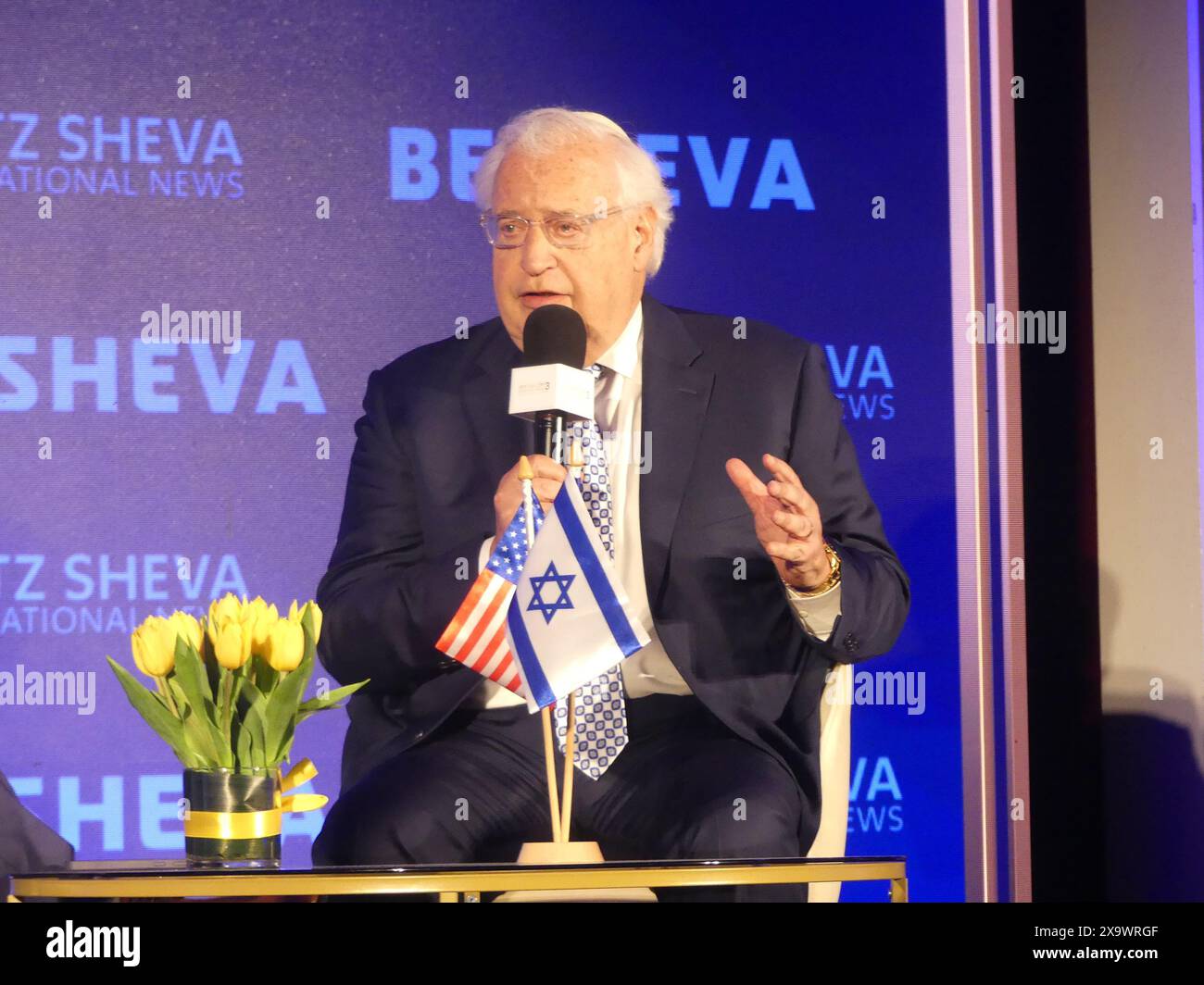 Midtown Hilton, 1335 6th Ave, New York, NY 10019 USA. Juni 2024. David Friedman, ehemaliger US-Botschafter in Israel (ursprünglicher Sponsor des Benjamin-Abkommens) und Israel ganz, Gouverneur des Binyamin-Regionalrats, nehmen 2024 an der Besheva Jerusalem 3-Konferenz in Manhattan Teil. Quelle: ©Julia Mineeva/EGBN TV News/Alamy Live News Stockfoto