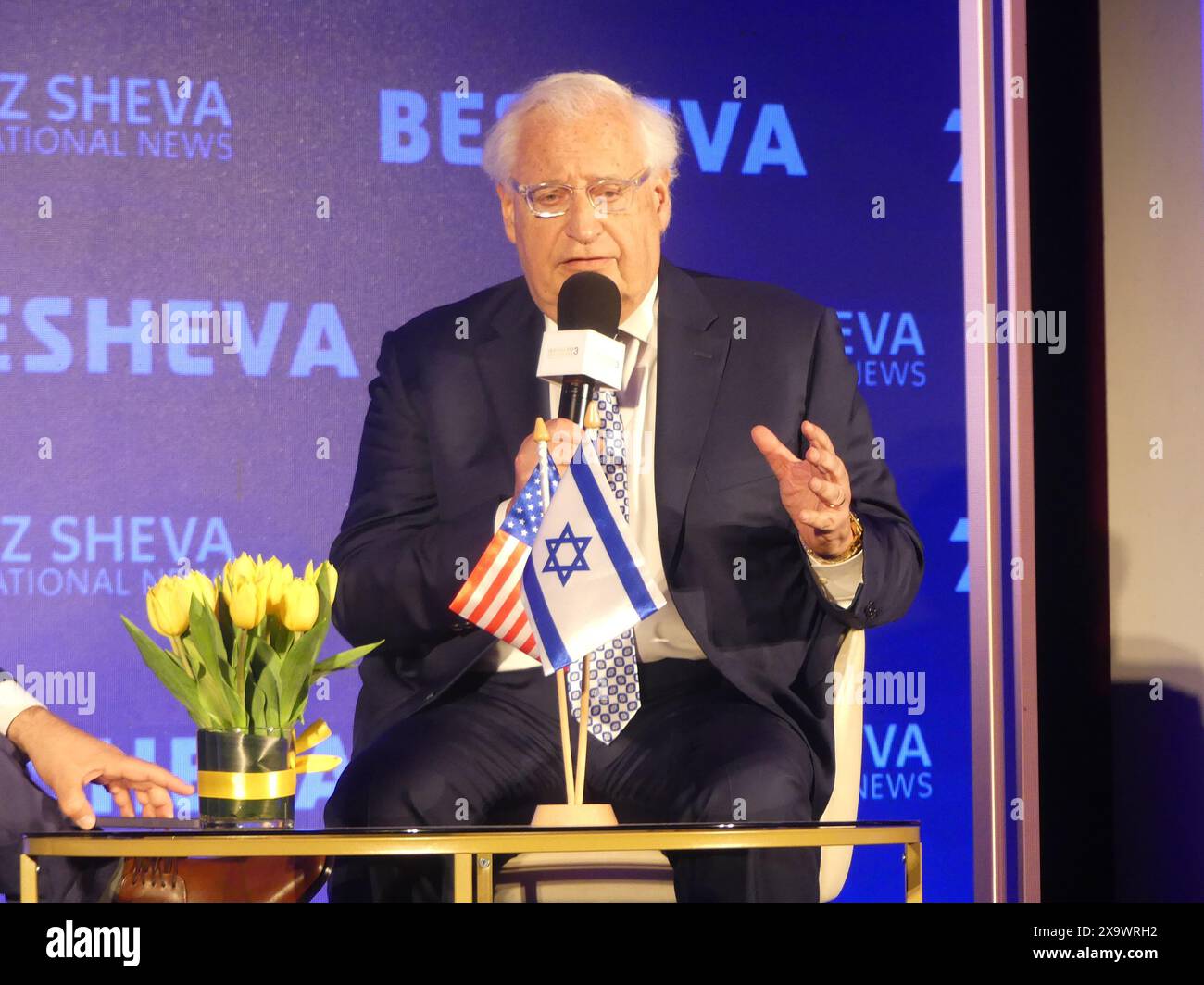 Midtown Hilton, 1335 6th Ave, New York, NY 10019 USA. Juni 2024. David Friedman, ehemaliger US-Botschafter in Israel (ursprünglicher Sponsor des Benjamin-Abkommens) und Israel ganz, Gouverneur des Binyamin-Regionalrats, nehmen 2024 an der Besheva Jerusalem 3-Konferenz in Manhattan Teil. Quelle: ©Julia Mineeva/EGBN TV News/Alamy Live News Stockfoto