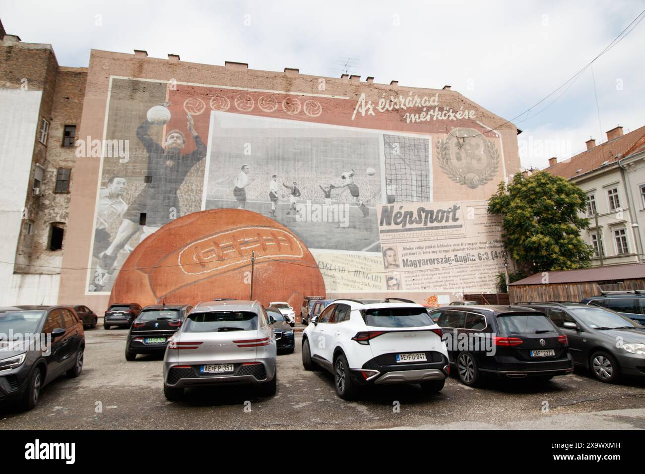 Ein Wandbild mit dem Titel „6:3“ zeigt den Sieg der Aranycsapat („Golden Team“) über England in Wembley im November 1953. Das „Spiel des Jahrhunderts“ war die erste Heimniederlage Englands aller Kontinentalstaaten. und war in vielerlei Hinsicht taktisch ein Wendepunkt für den englischen Fußball, besonders als das Golden Team sechs Monate später in Budapest ein englisches Team mit Billy Wright und Tom Finney 7-1 vor rund 100.000 Menschen entsandte. Stockfoto