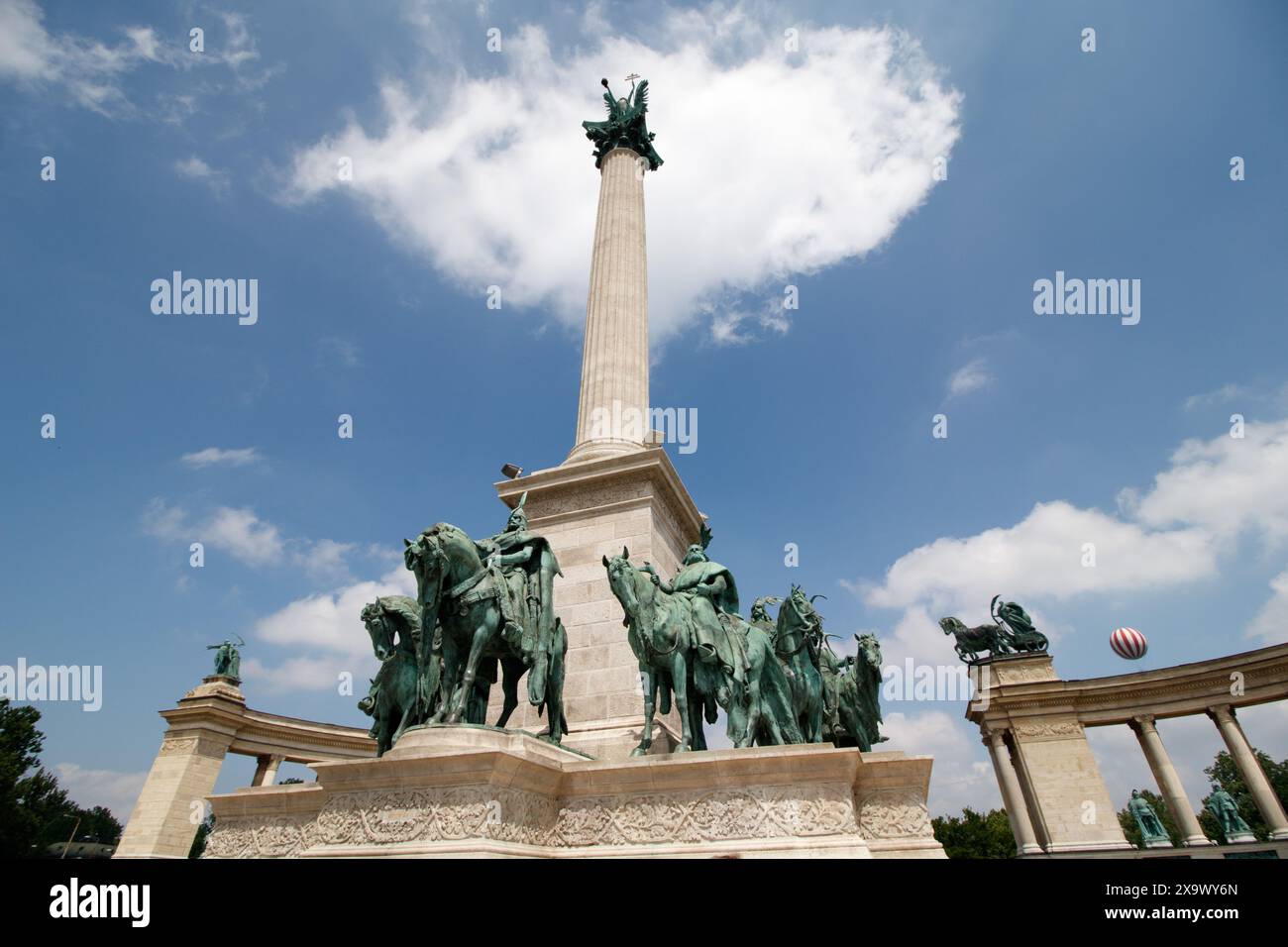 Statuen auf dem Heldenplatz in Budapest. Hősök tere (Ungarisch: [ˈhøːʃøk ˈtɛrɛ]; lit. „Heldenplatz“) ist einer der wichtigsten Plätze in Budapest, Ungarn, bekannt für sein ikonisches Millenniums-Denkmal mit Statuen der sieben Häuptlinge der Magyaren und anderer wichtiger ungarischer Nationalführer, sowie den Gedenkstein der Helden, der fälschlicherweise als Grab des unbekannten Soldaten bezeichnet wird. Der Platz liegt am ausgehenden Ende der Andrássy Avenue neben dem Stadtpark (Városliget). Hier befinden sich das Museum der Schönen Künste und der Kunstpalast (Műcsarnok). Stockfoto