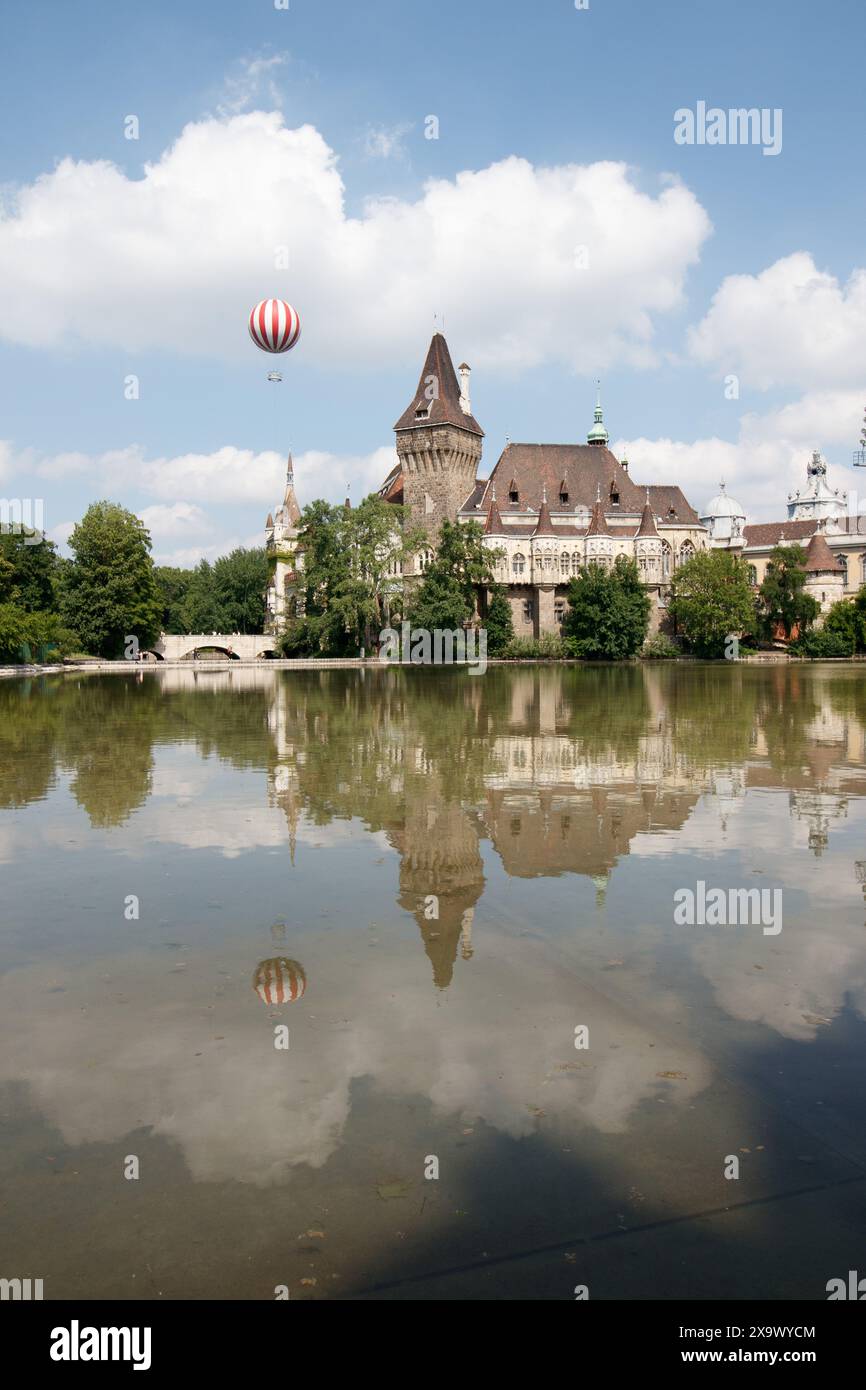 Der Blick auf die Burg Vajdahunyad im Stadtpark Budapest (Városliget). Der Heißluftballon, der sich auf 150 Meter erhebt, ist ebenfalls auf dem Bild zu sehen. Stockfoto