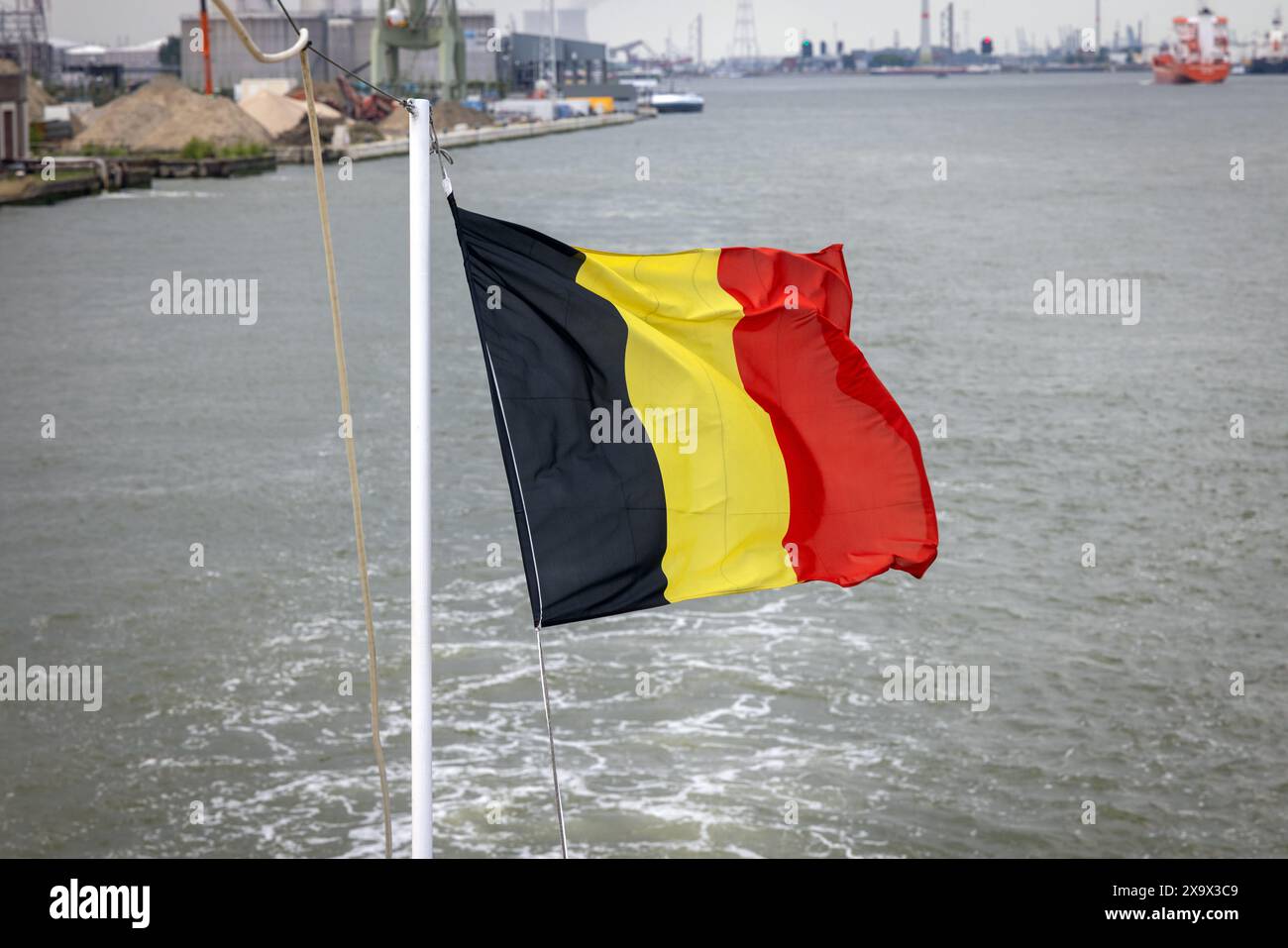 Die belgische Flagge auf einem Schiff im Hafen von Antwerpen, Flandern, Belgien Stockfoto