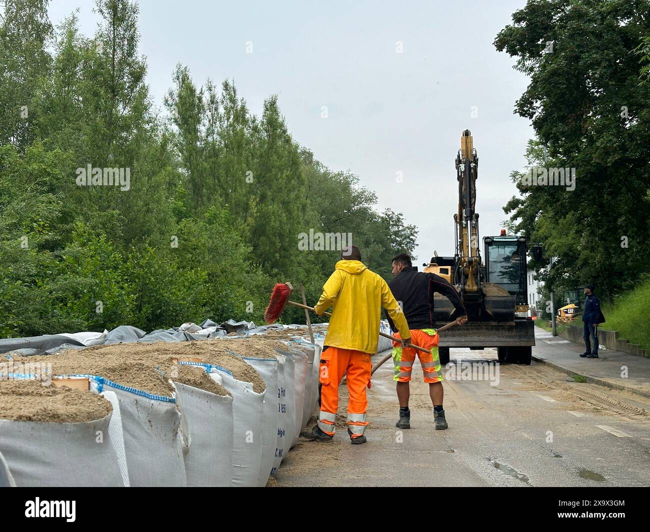 Straubing, Deutschland. Juni 2024. In Straubing schützen kommunale Mitarbeiter auf einer Länge von rund 400 Metern ein Wohngut an der Donau mit Sandsäcken, sogenannten Big Packs. In den unteren Abschnitten werden die Großpackungen, die Berichten zufolge jeweils rund 1,8 Tonnen wiegen, in zwei Reihen platziert. Quelle: Ute Wessels/dpa/Alamy Live News Stockfoto