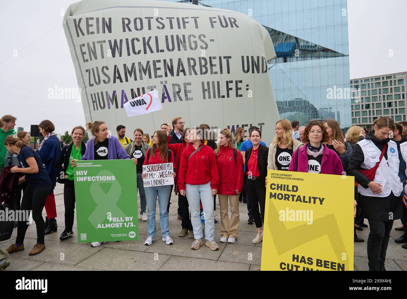 Mit einem zwoelf Meter langen Rotstift hat ein Buendnis aus zivilgesellschaftlichen Organisationen am Montag 03.06.2024 vor dem Berliner Hauptbahnhof gegen geplante Einsparungen bei Entwicklungspolitik und humanitaerer Hilfe protestiert. Foto: Mitglieder von Save the Children, der Verband Entwicklungspolitik und Humanitaere Hilfe VENRO, Oxfam, The ONE Campaign der Arbeiterwohlfahrt und andere Kuerzungen seien angesichts der weltweiten Herausforderungen der falschen Weg, kritisierte das Buendnis im Rahmen der Kampagne LuftNachOben am Montag bei der Aktion. Siehe epd-Meldung vom 03.06.2024 EDITOR Stockfoto