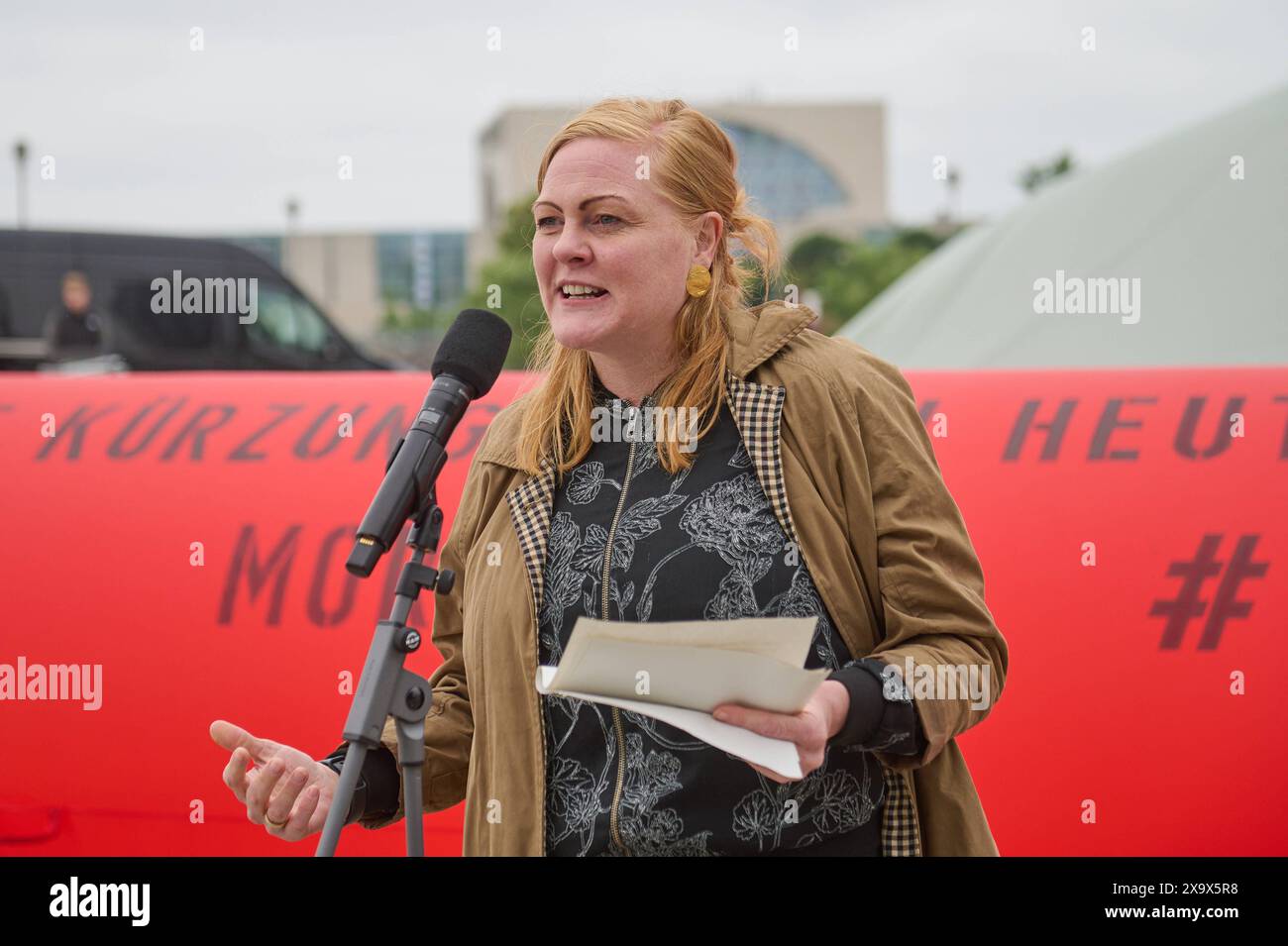 Mit einem zwoelf Meter langen Rotstift hat ein Buendnis aus zivilgesellschaftlichen Organisationen am Montag 03.06.2024 vor dem Berliner Hauptbahnhof gegen geplante Einsparungen bei Entwicklungspolitik und humanitaerer Hilfe protestiert. Foto: ASA Mansson, Geschaeftsfuehrerin vom Verband Entwicklungspolitik und Humanitaere Hilfe VENRO Kuerzungen seien angesichts der weltweiten Herausforderungen der falsche Weg, kritisierte das Buendnis im Rahmen der Kampagne LuftNachOben am Montag bei der Aktion. Siehe epd-Meldung vom 03.06.2024 REDAKTIONELLE VERWENDUNG NUR *** mit einem zwölf Meter langen roten Bleistift, einem al Stockfoto